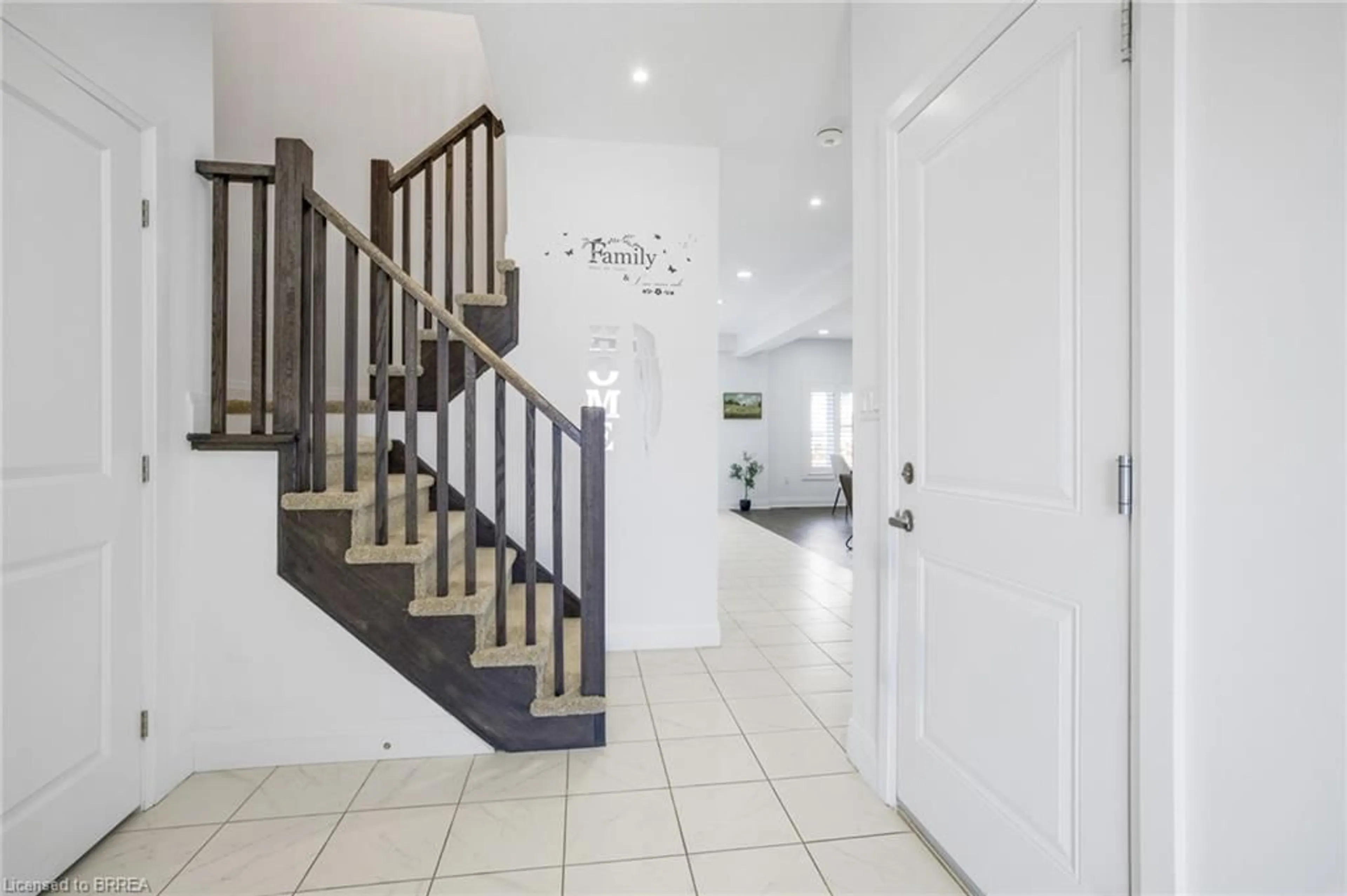 Indoor foyer for 178 Longboat Run, Brantford Ontario N3T 0R9