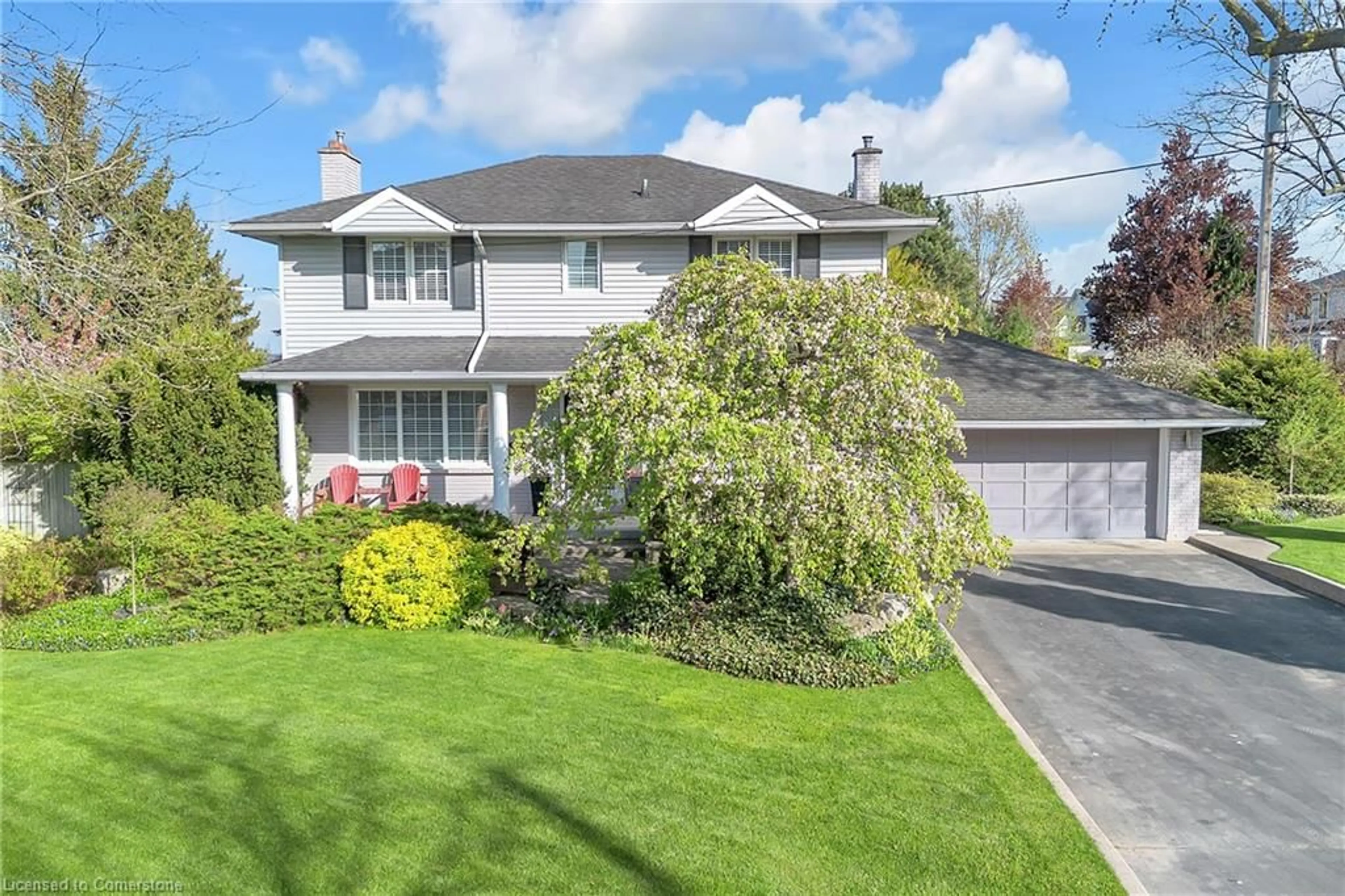 A pic from outside/outdoor area/front of a property/back of a property/a pic from drone, street for 428 Hendrie Ave, Burlington Ontario L7T 1E2