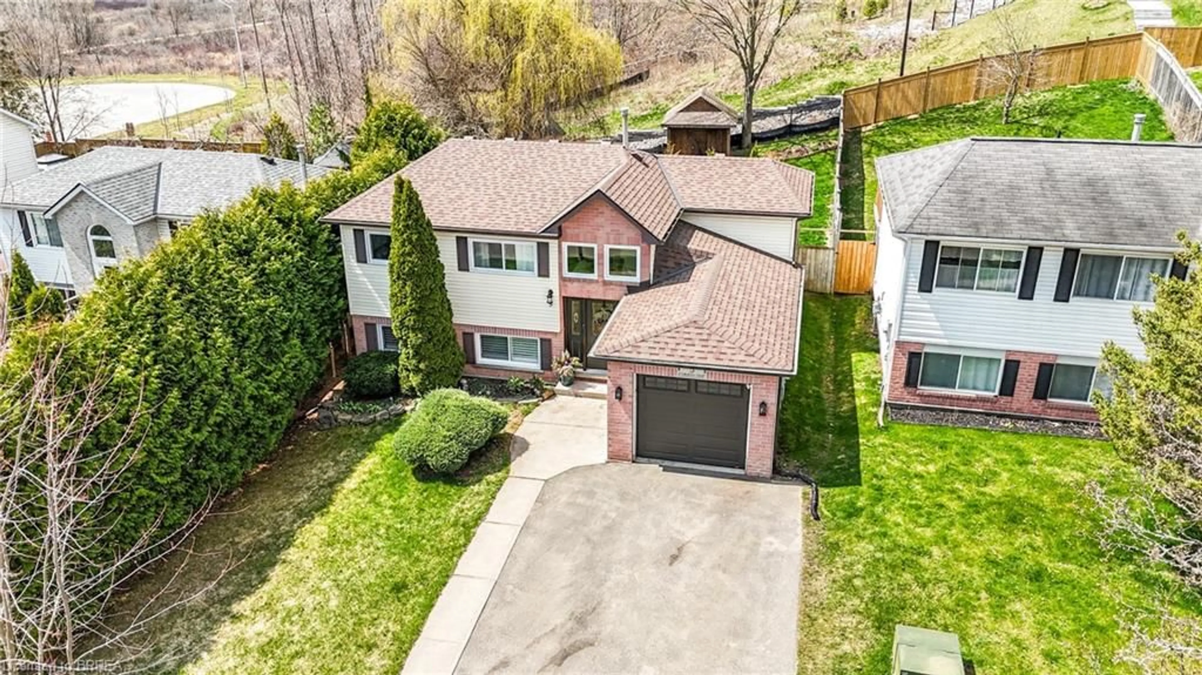 A pic from outside/outdoor area/front of a property/back of a property/a pic from drone, street for 5 Evergreen Crt, Brantford Ontario N3T 6J5