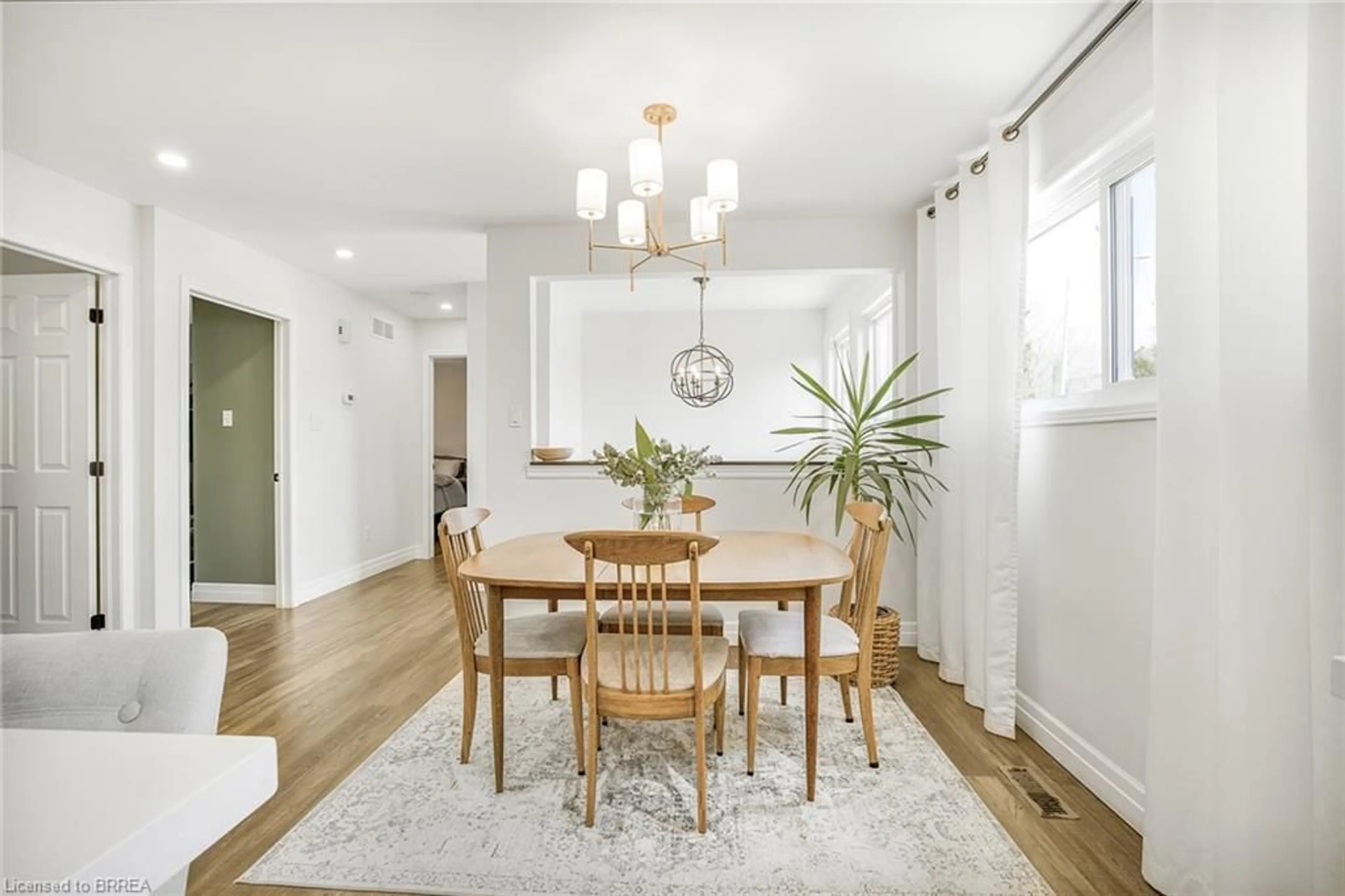 Dining room, wood/laminate floor for 5 Evergreen Crt, Brantford Ontario N3T 6J5
