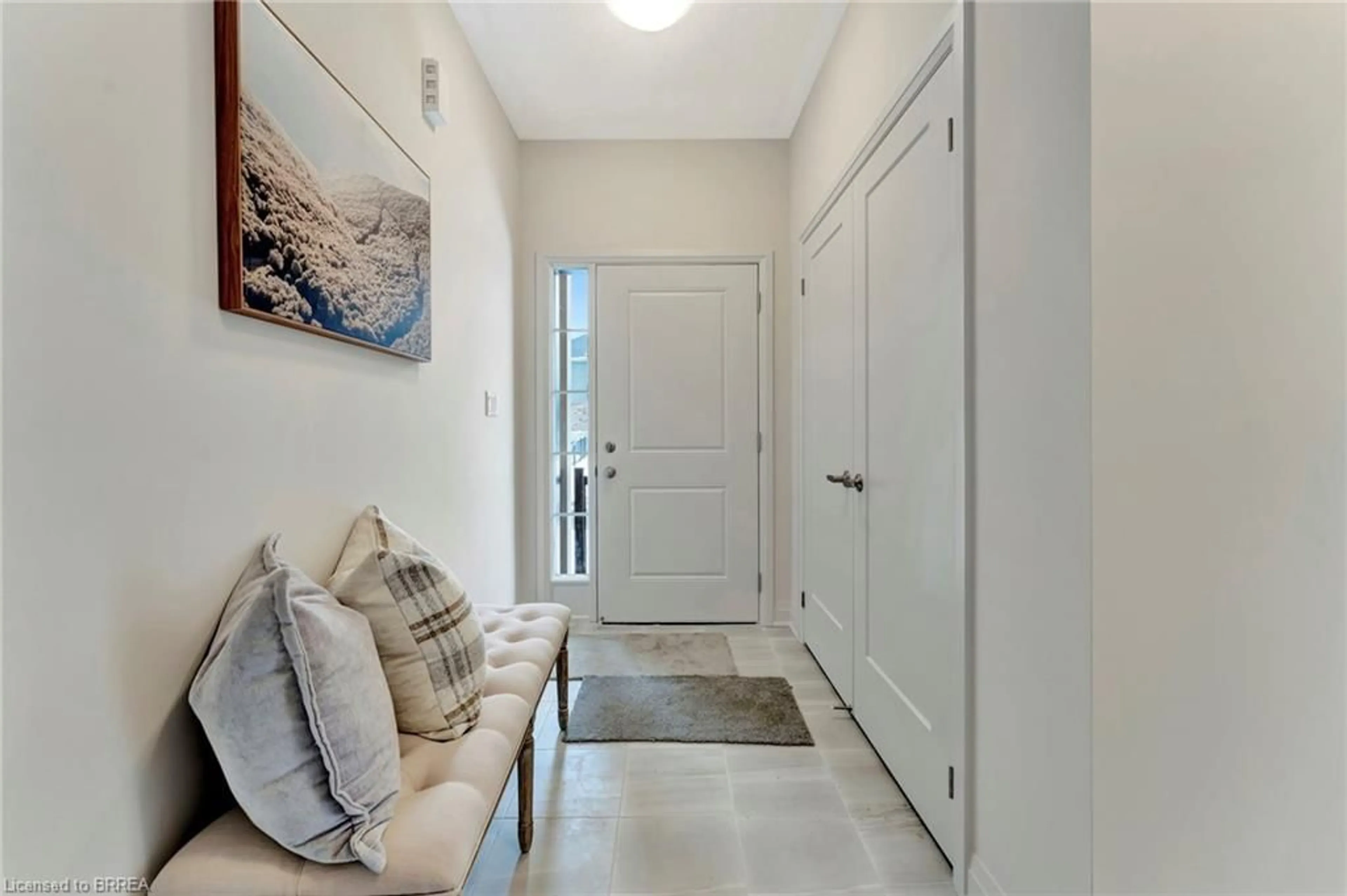 Indoor entryway for 230 Middleton St, Thamesford Ontario N0M 2M0