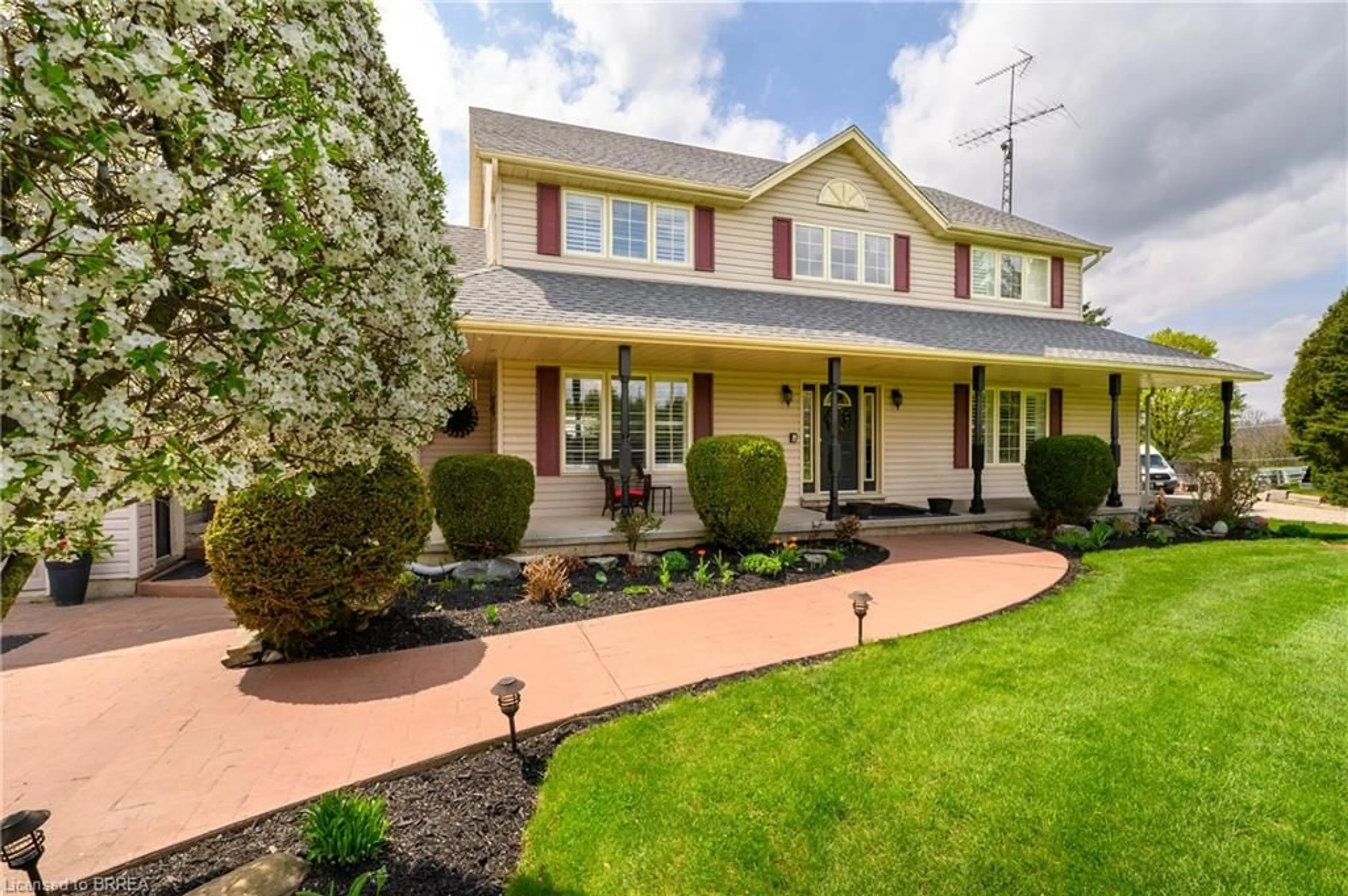Home with vinyl exterior material, street for 420 Johnson Rd, Brantford Ontario N3T 5M1