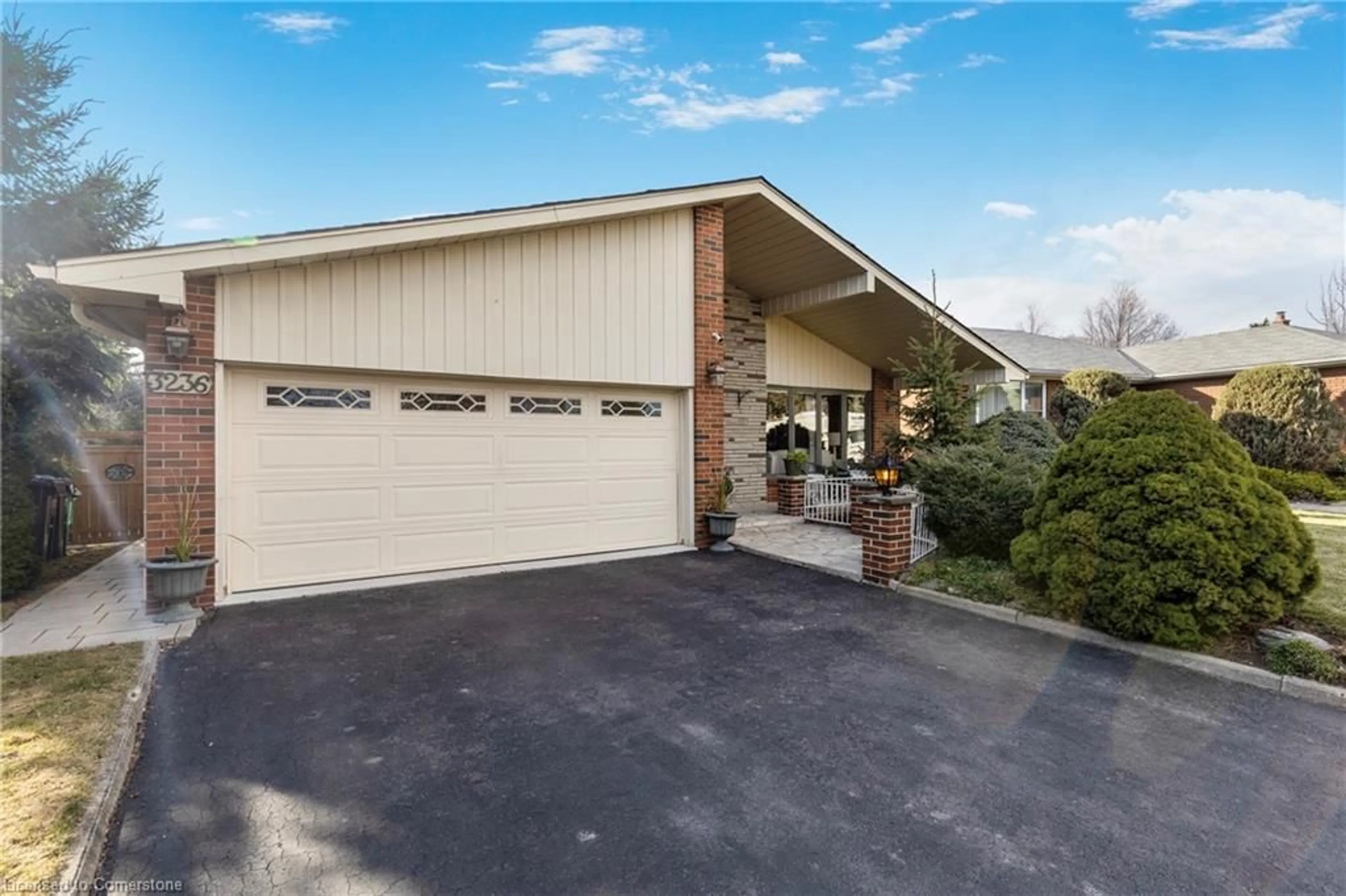 Home with vinyl exterior material, unknown for 3236 Cedartree Cres, Peel Ontario L4Y 3G4