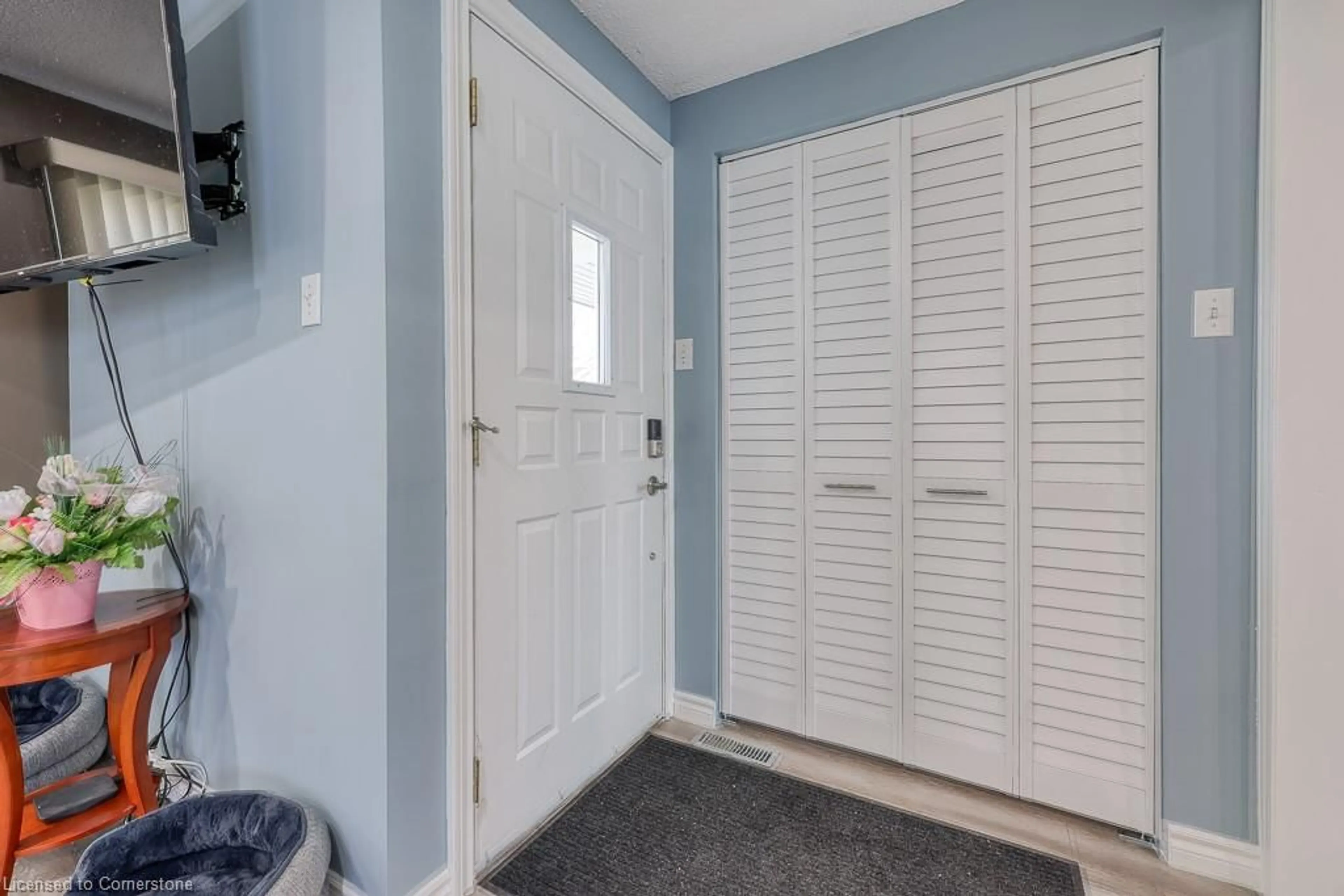Indoor entryway for 235 Huntingdon Cres, Waterloo Ontario N2L 4P8