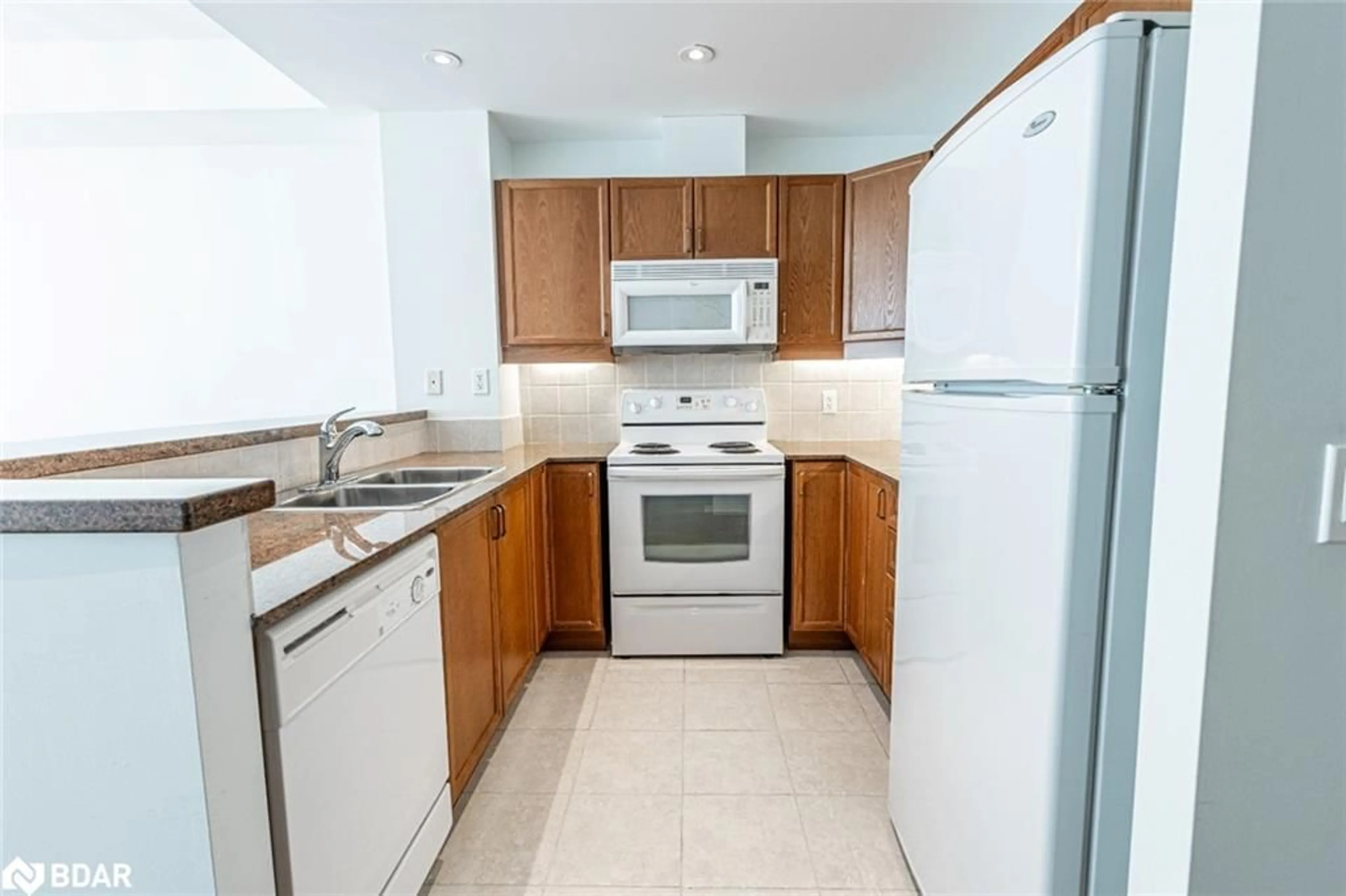 Standard kitchen, unknown for 6 Toronto St #1105, Barrie Ontario L4N 9R2