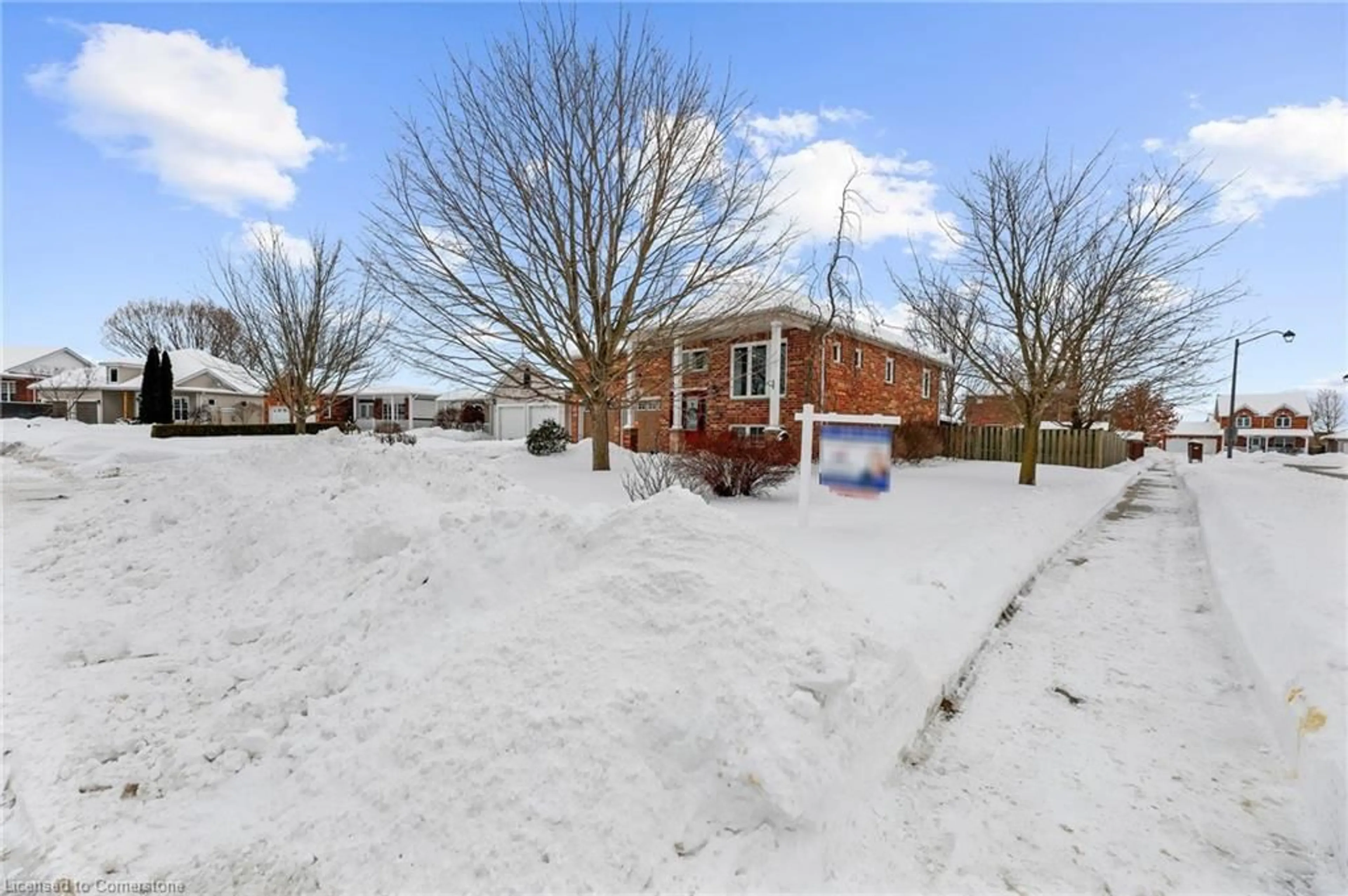 A pic from outside/outdoor area/front of a property/back of a property/a pic from drone, building for 1 Beynon Crt, Ingersoll Ontario N5C 4G3