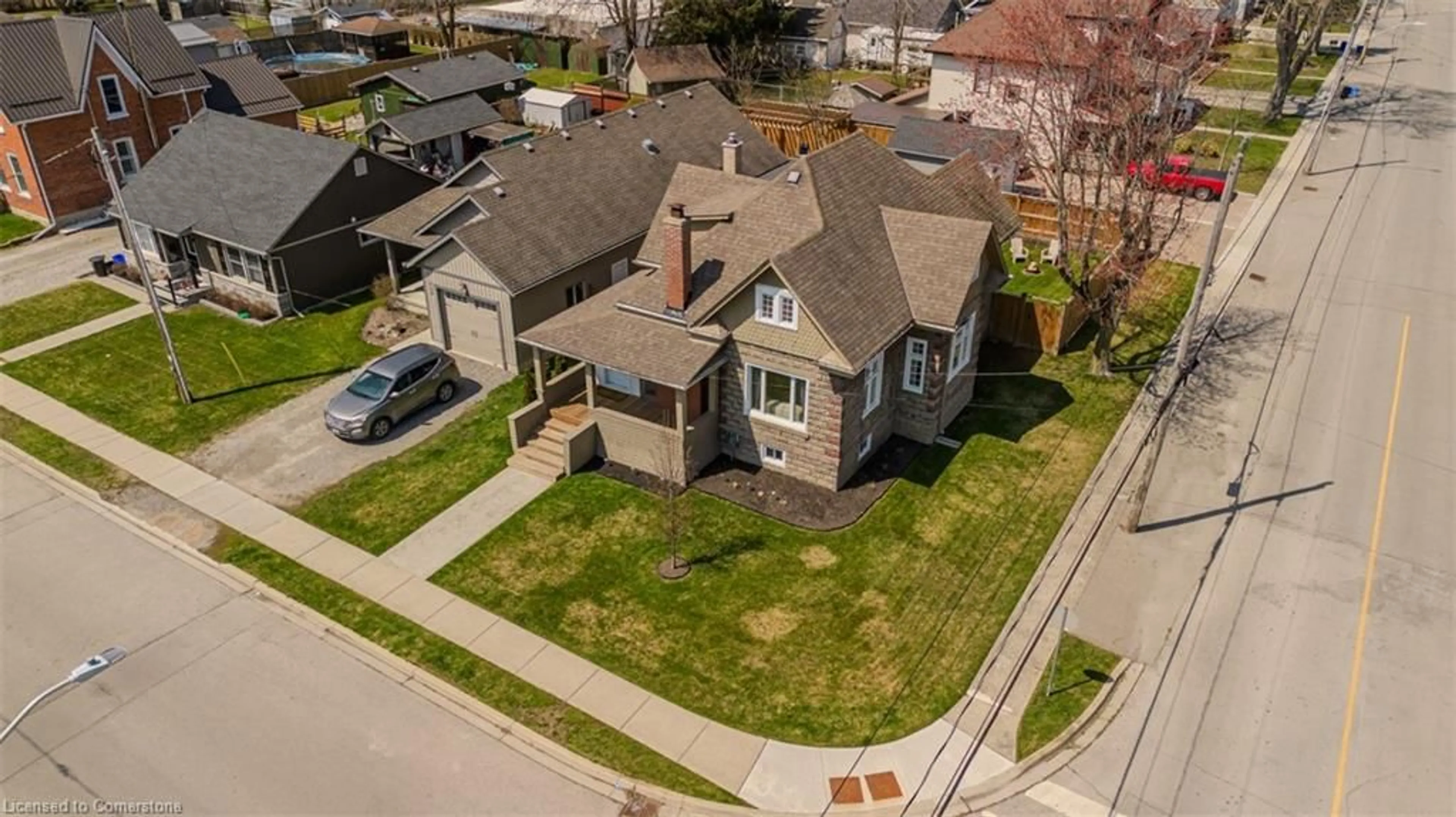 A pic from outside/outdoor area/front of a property/back of a property/a pic from drone, street for 728 Cedar St, Dunnville Ontario N1A 2J8