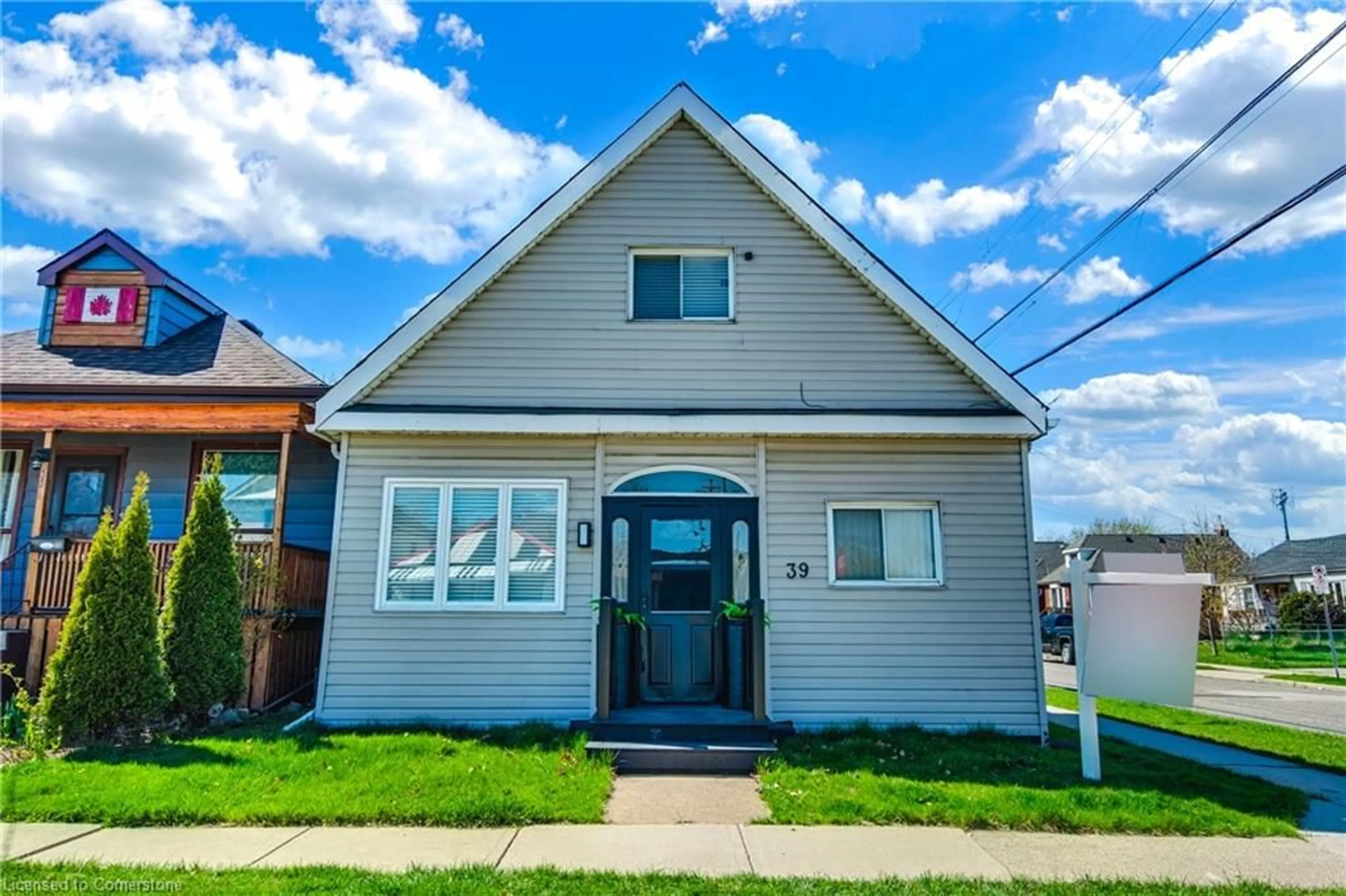 Home with vinyl exterior material, street for 39 Division St, Hamilton Ontario L8H 4Z7
