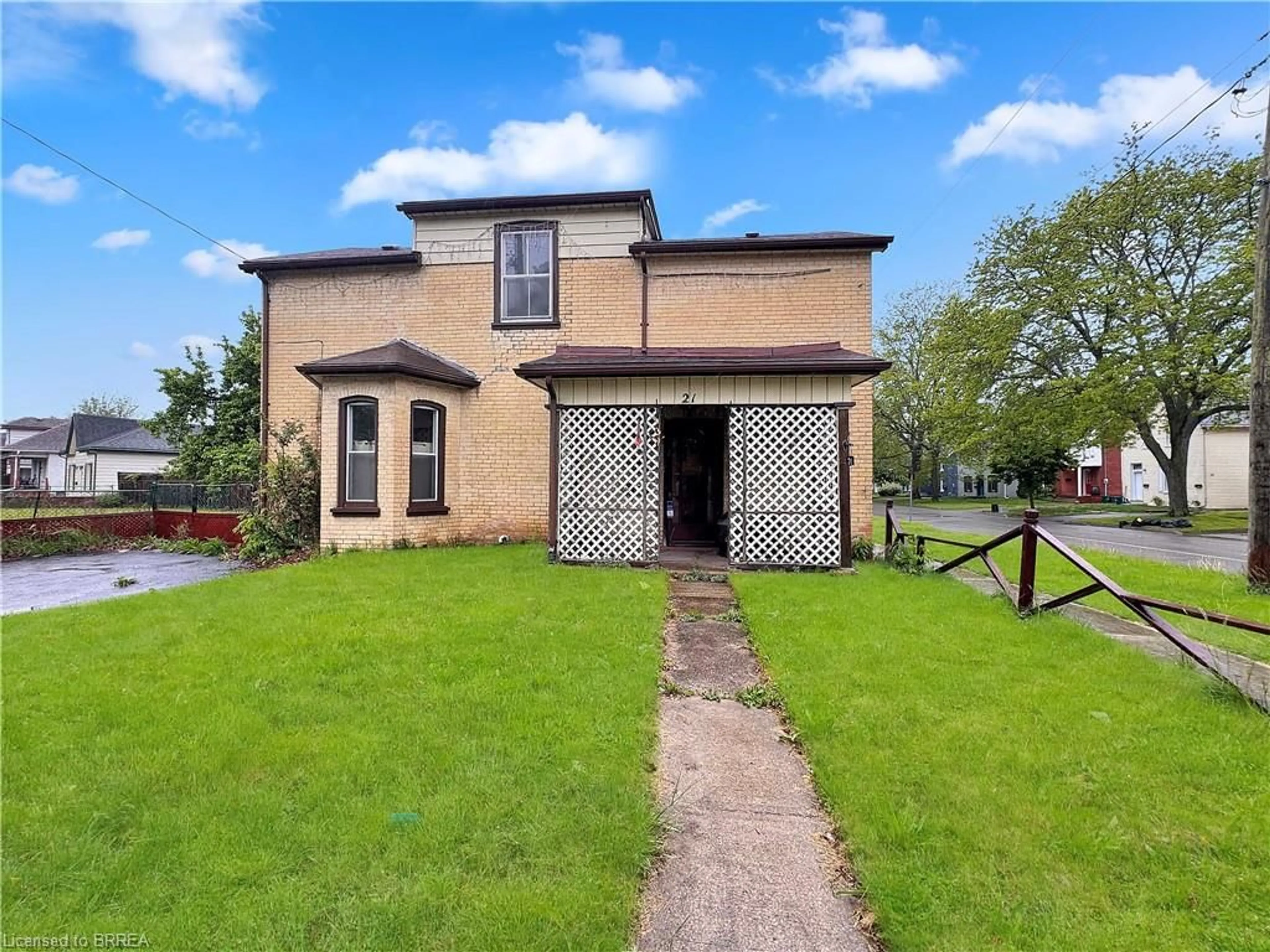 A pic from outside/outdoor area/front of a property/back of a property/a pic from drone, building for 21 Ontario St, Brantford Ontario N3S 2B8