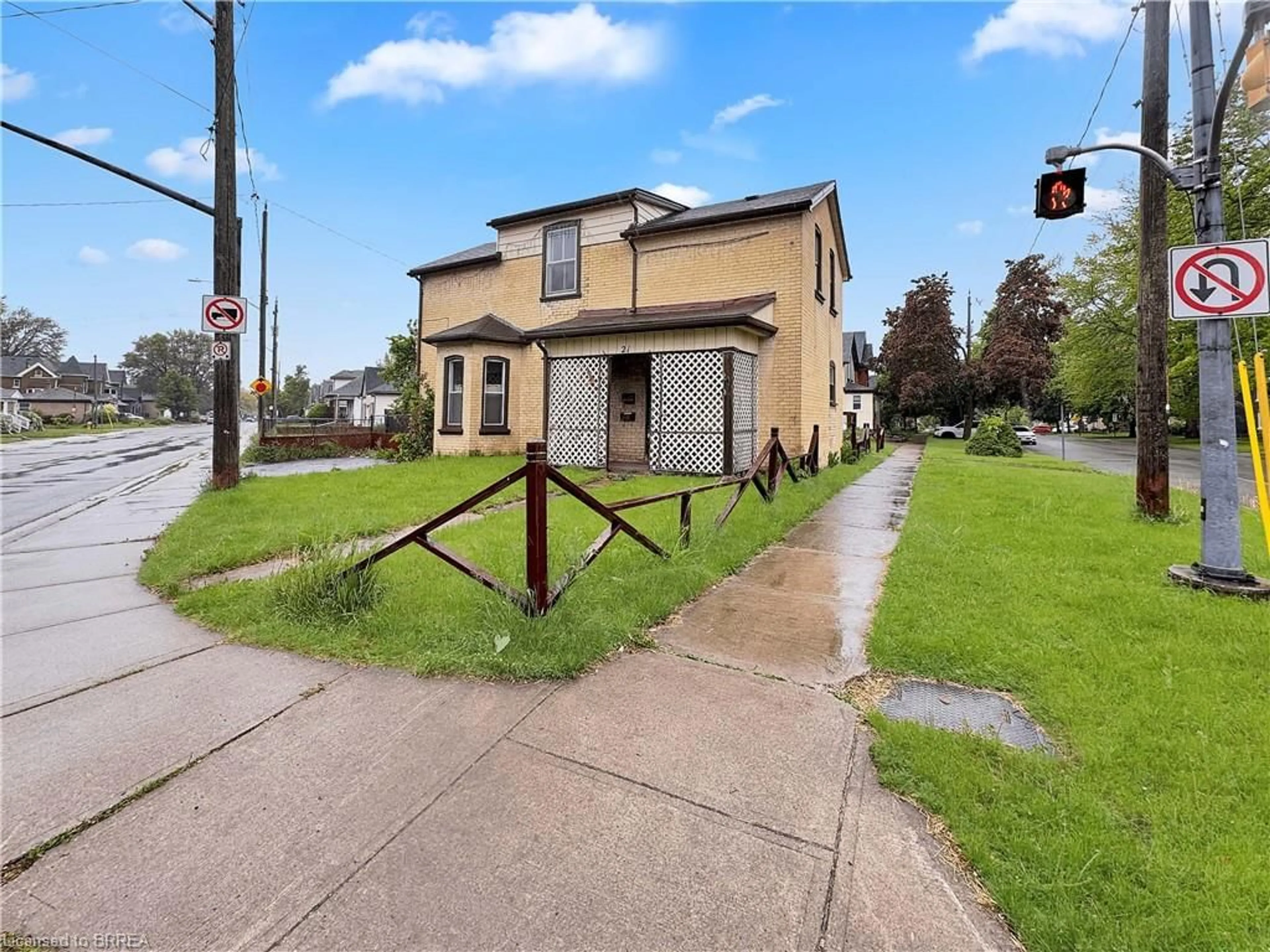 A pic from outside/outdoor area/front of a property/back of a property/a pic from drone, street for 21 Ontario St, Brantford Ontario N3S 2B8