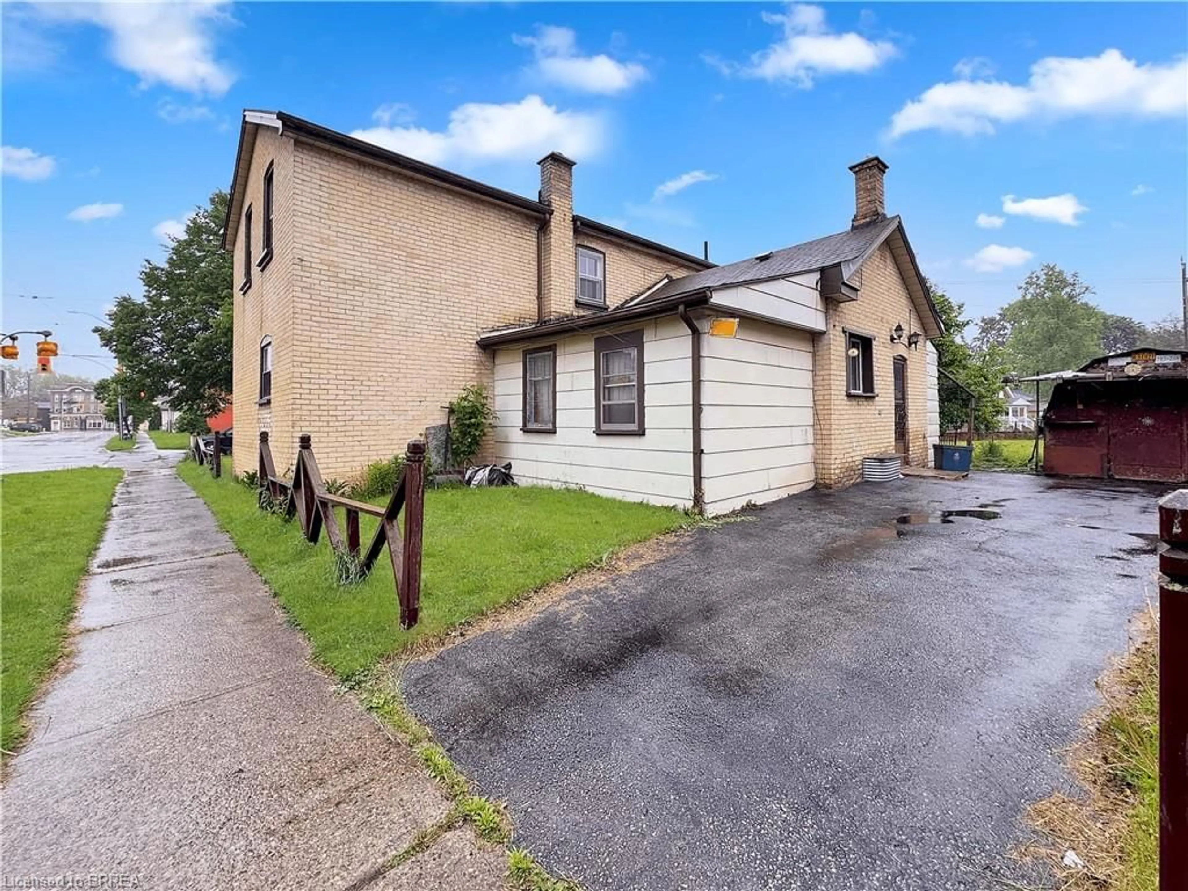 A pic from outside/outdoor area/front of a property/back of a property/a pic from drone, street for 21 Ontario St, Brantford Ontario N3S 2B8