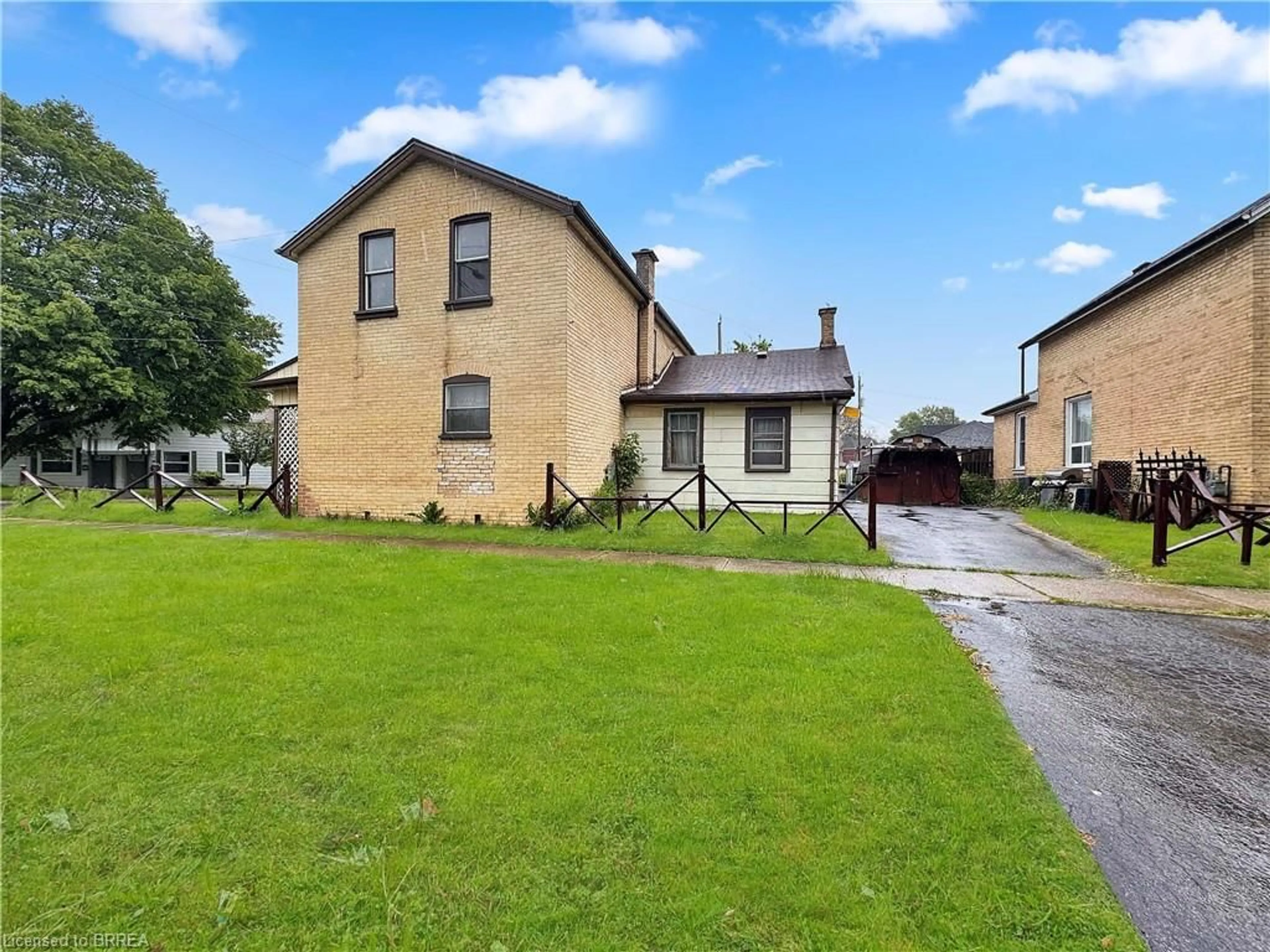 A pic from outside/outdoor area/front of a property/back of a property/a pic from drone, street for 21 Ontario St, Brantford Ontario N3S 2B8