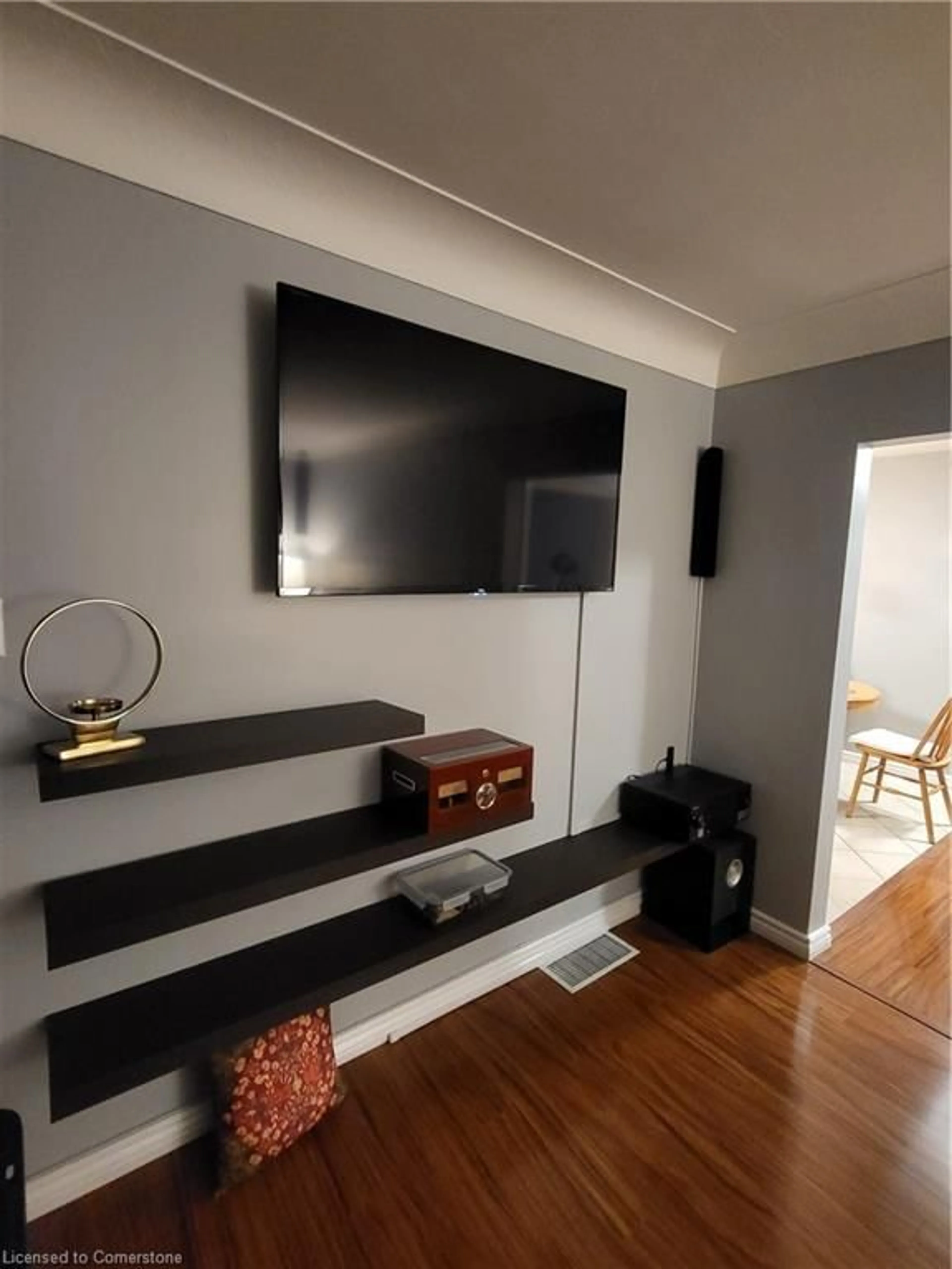 Home theater for 490 Cochrane Rd, Hamilton Ontario L8K 3H3