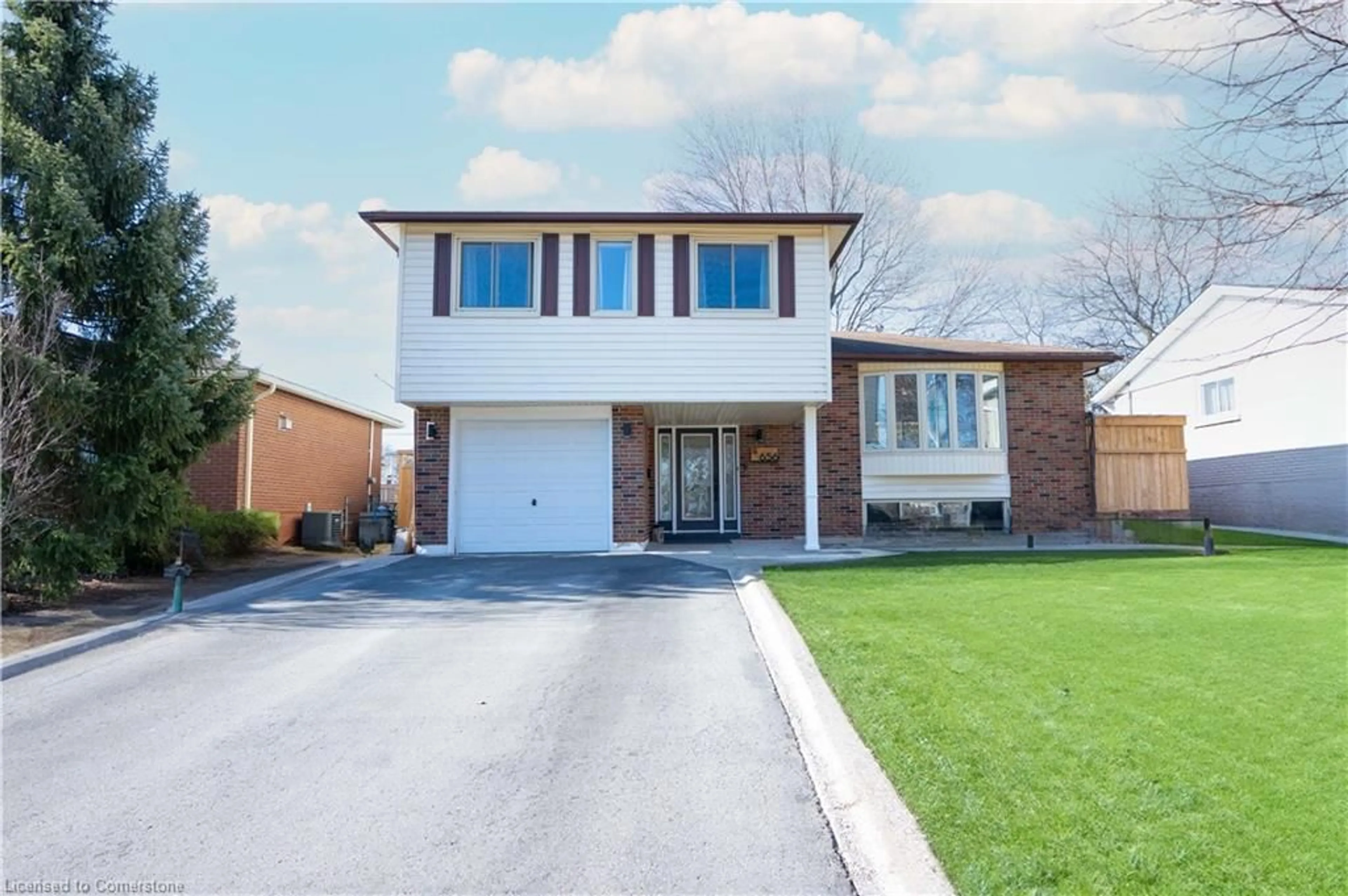 Home with brick exterior material, street for 656 Meadow Lane, Burlington Ontario L7L 4R8