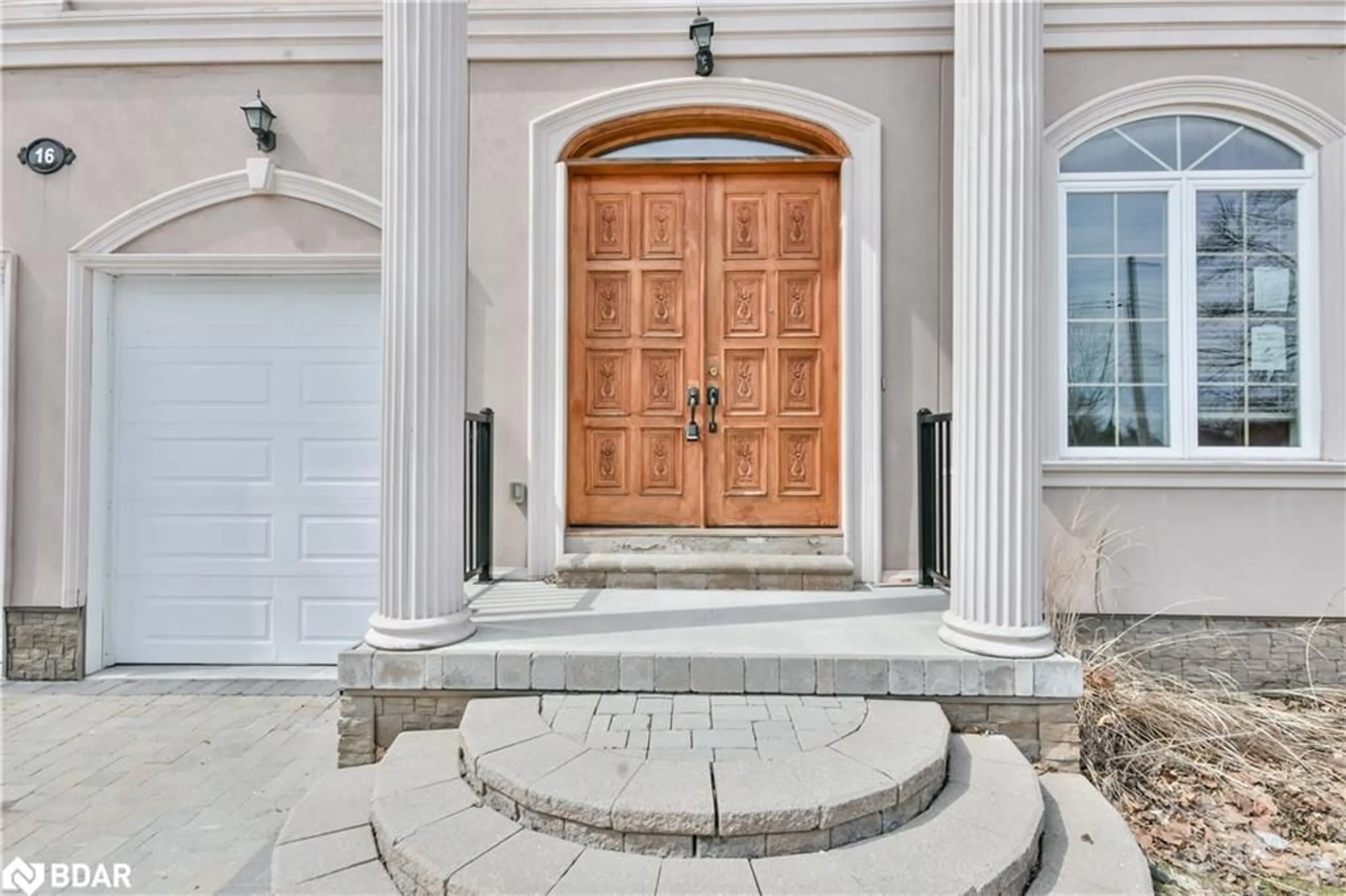 Indoor entryway for 16 Gray Lane, Barrie Ontario L4N 7T1