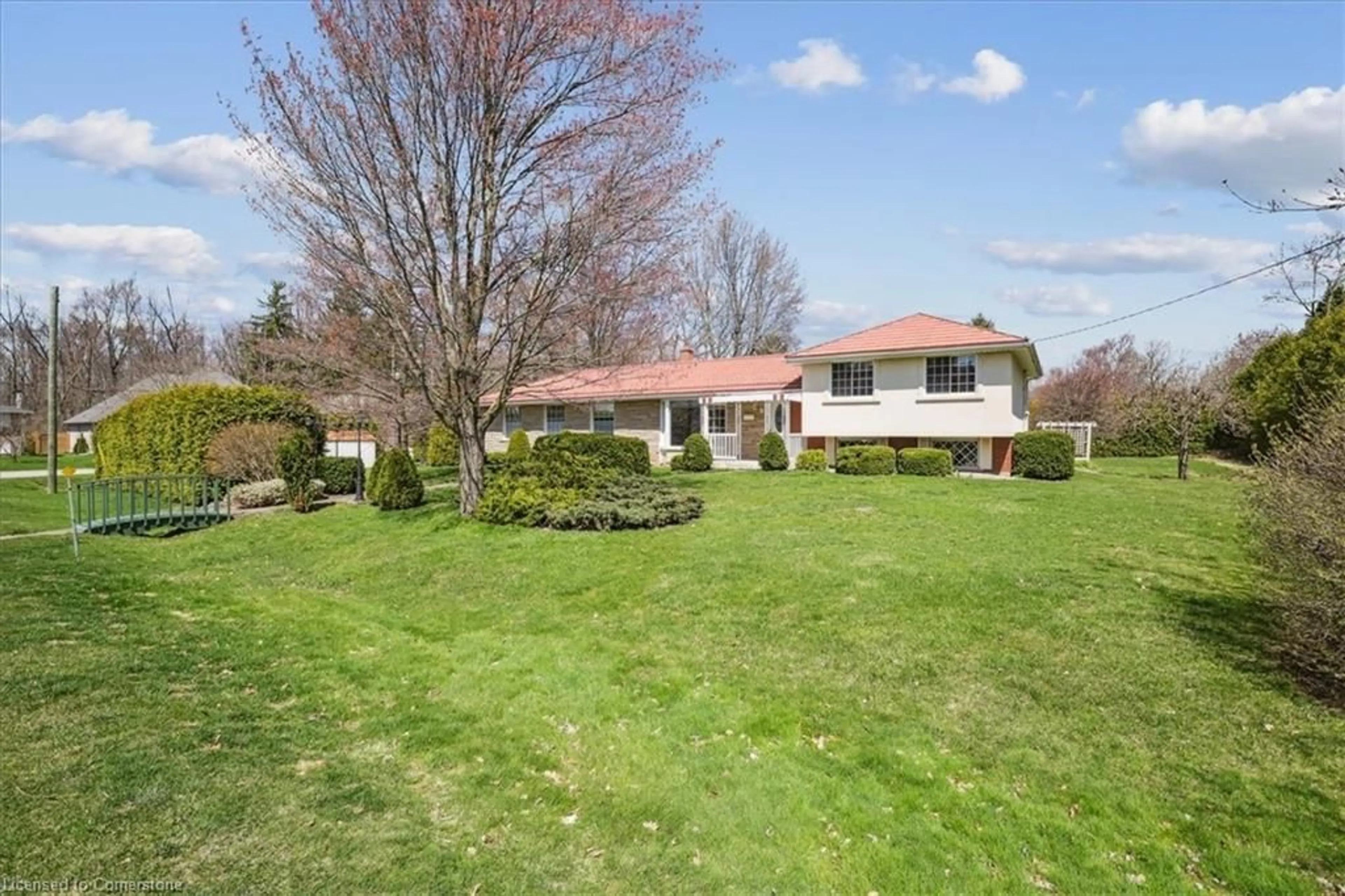 A pic from outside/outdoor area/front of a property/back of a property/a pic from drone, street for 1 Westview Cres, Waterdown Ontario L8B 0E4