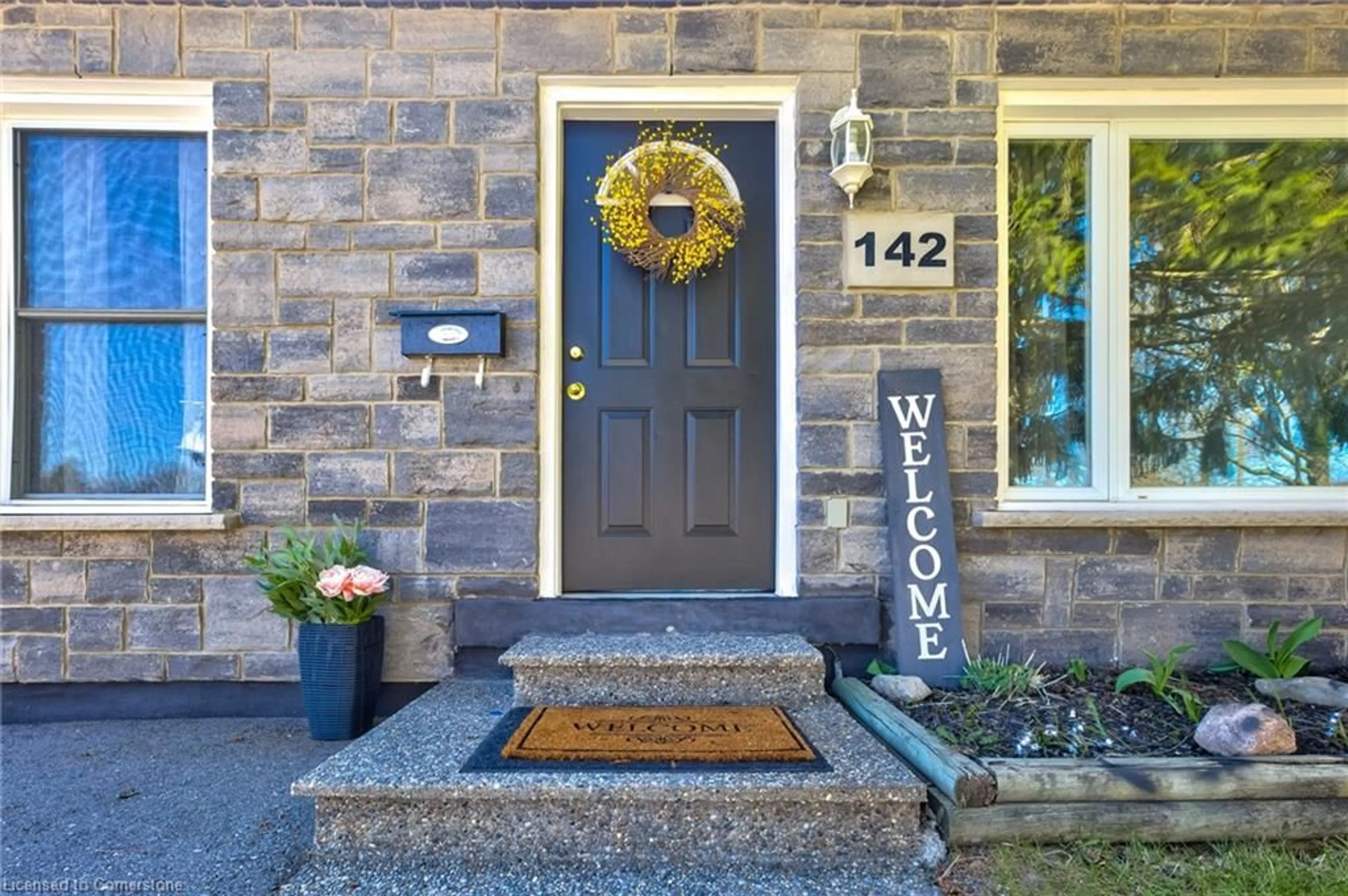 Indoor entryway for 142 Banbury Rd, Brantford Ontario N3P 1C5