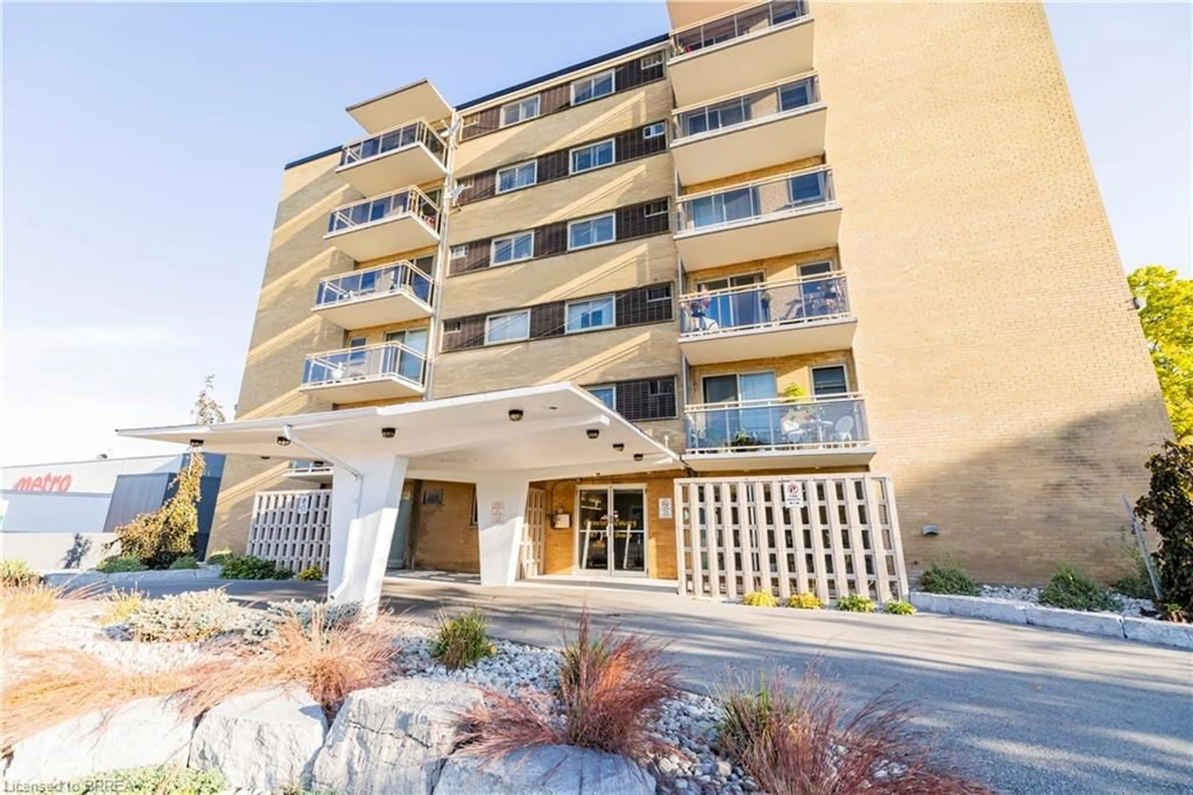 Indoor foyer for 87 St George St #407, Brantford Ontario N3R 1V5