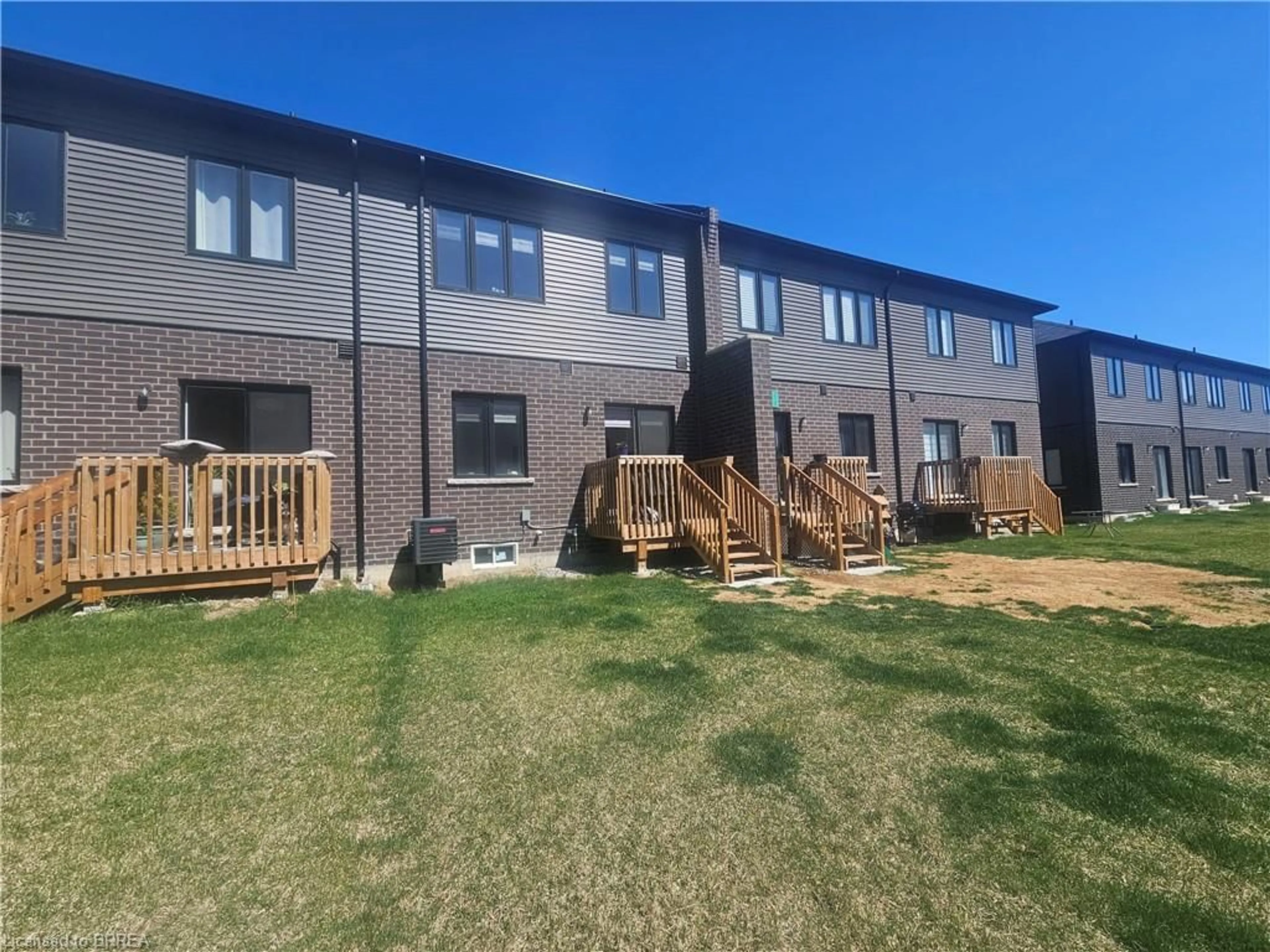 A pic from outside/outdoor area/front of a property/back of a property/a pic from drone, unknown for 11 Poole St, Brantford Ontario N3V 0B2