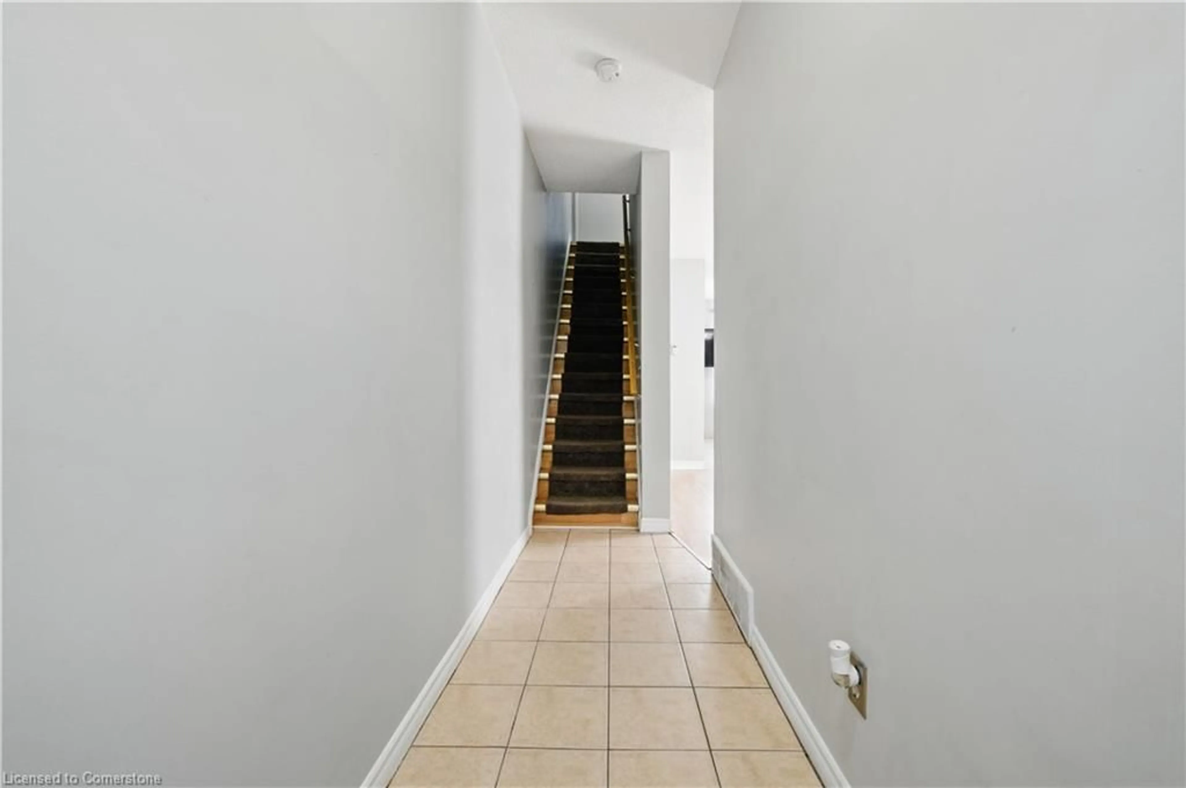 Indoor foyer for 378 Avondale St, Hamilton Ontario L8L 7C6