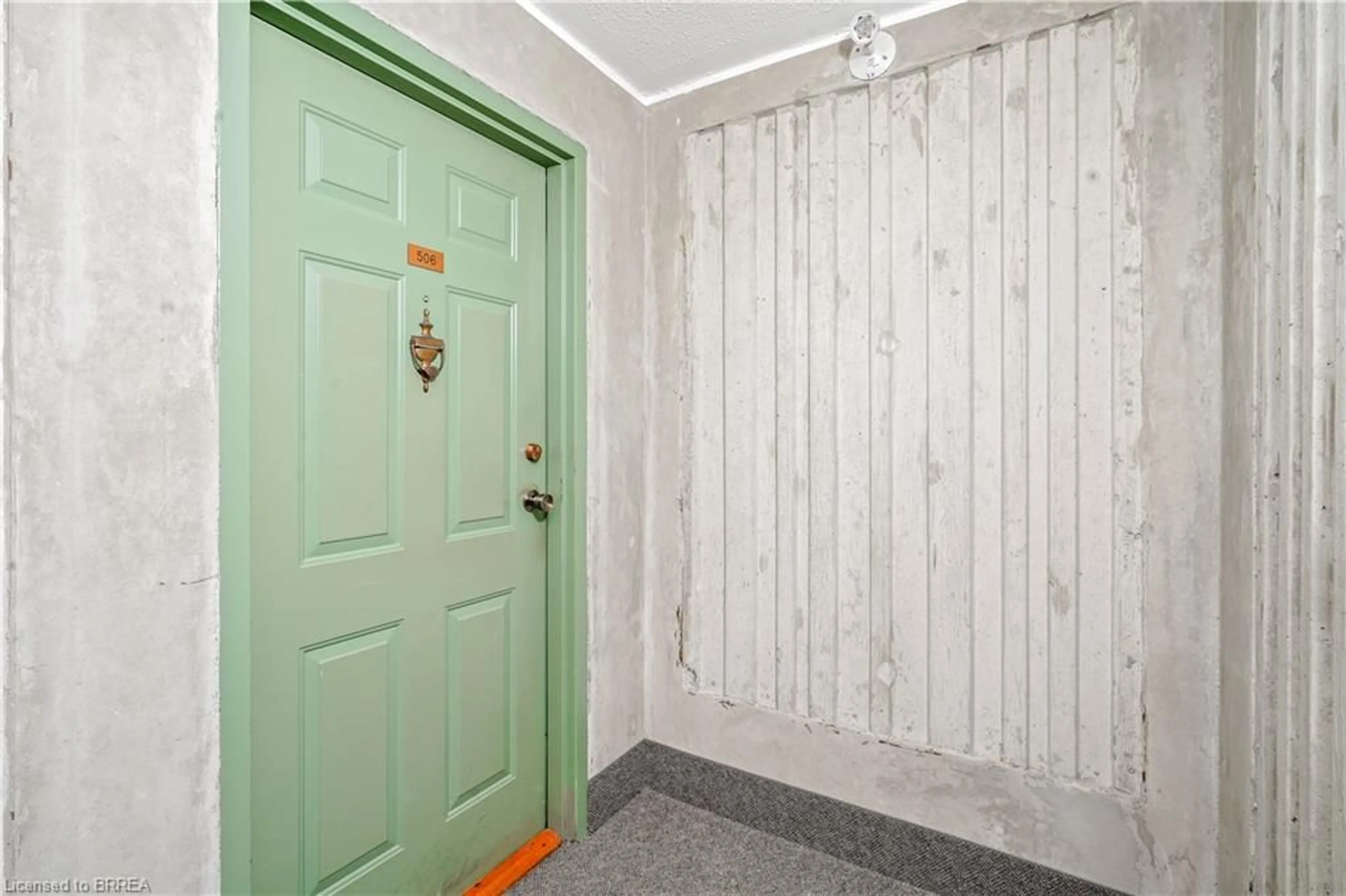 Indoor entryway for 421 Fairview Dr #506, Brantford Ontario N3R 7M3
