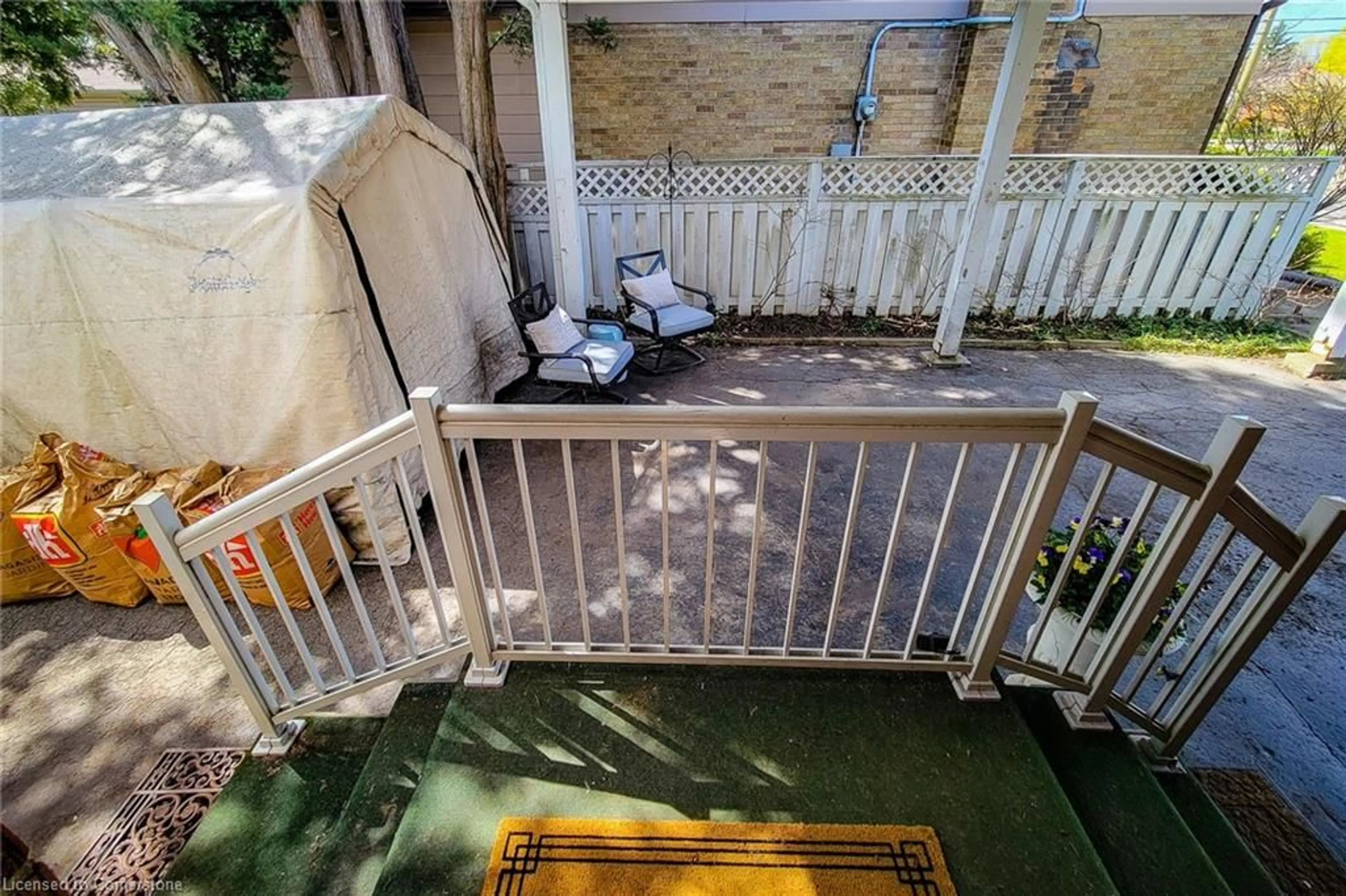 Patio, unknown for 980 Brucedale Ave, Hamilton Ontario L8T 1M4
