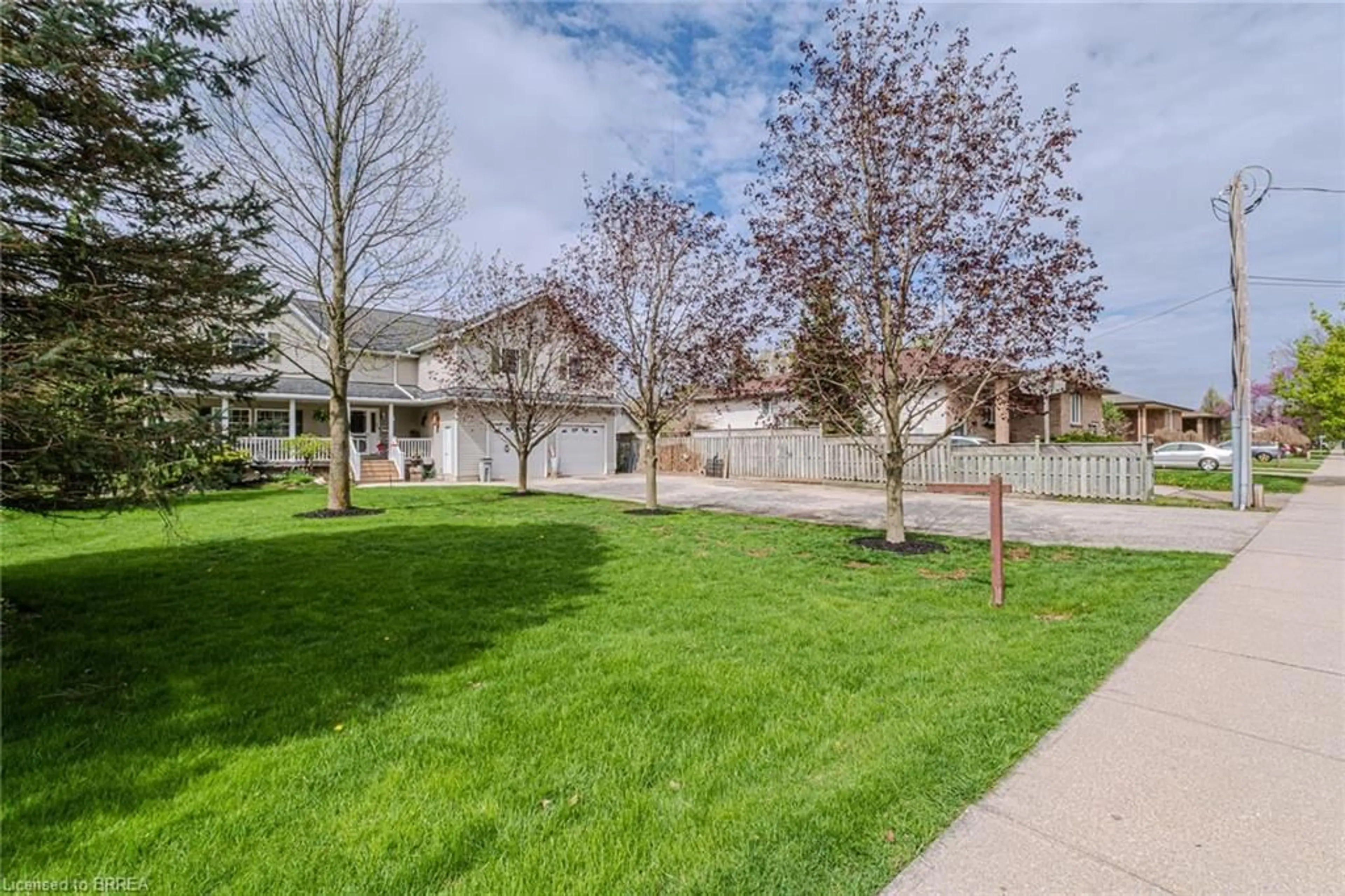 A pic from outside/outdoor area/front of a property/back of a property/a pic from drone, street for 388 Mckellar St, Strathroy Ontario N7G 2Y5
