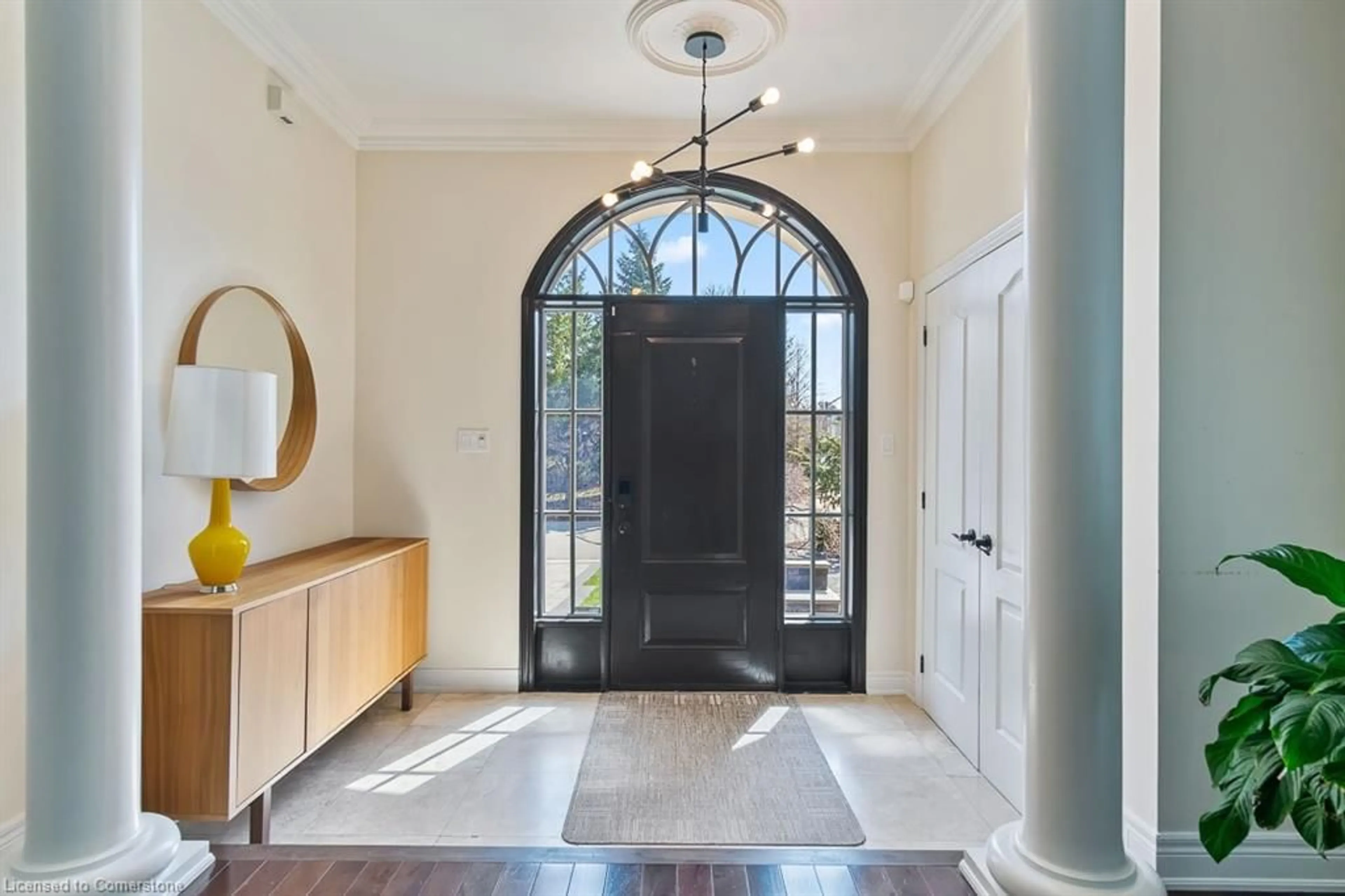 Indoor entryway for 2206 Hampstead Rd, Oakville Ontario L6H 6Y9