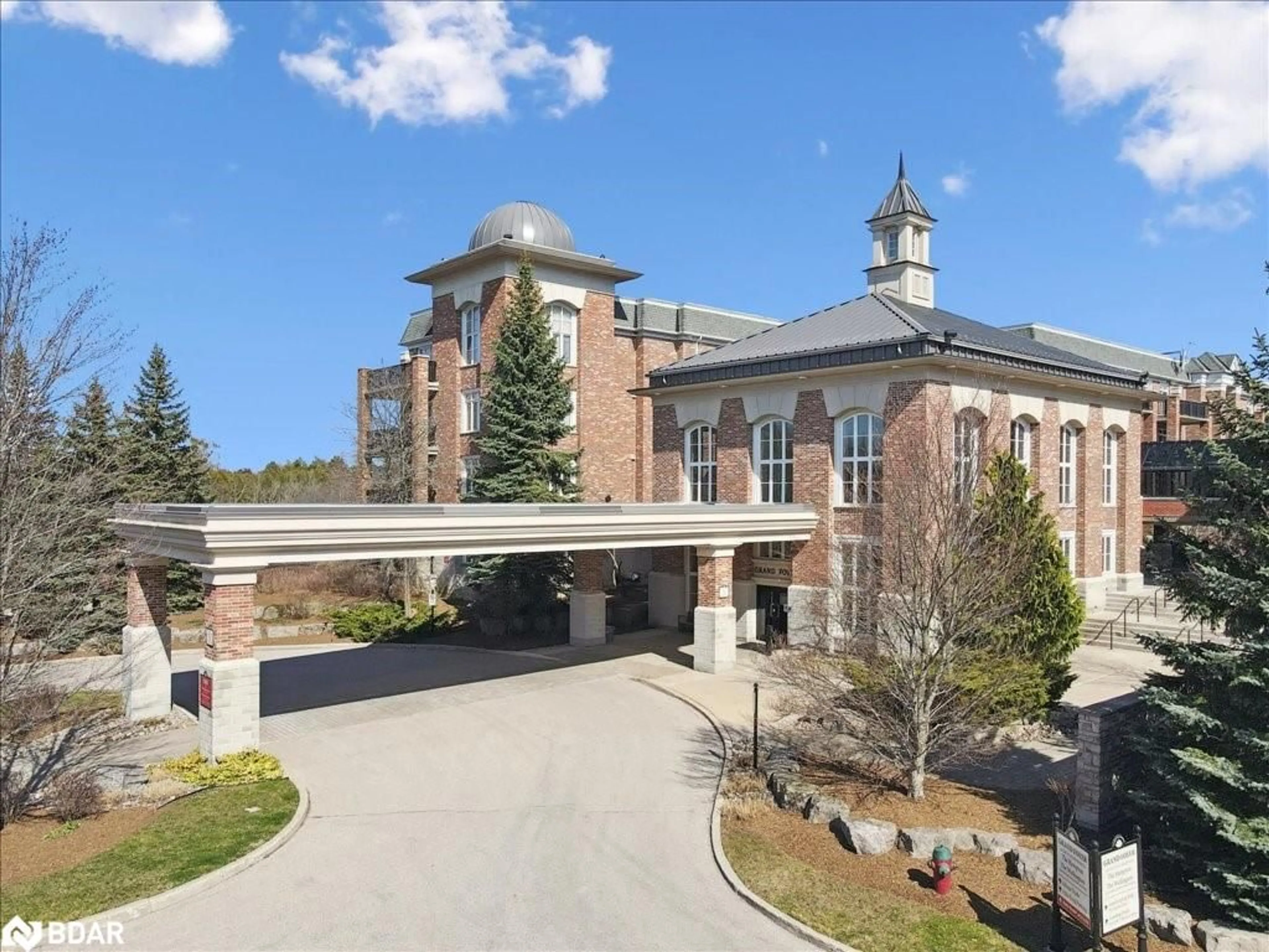 Indoor foyer for 71 Bayberry Dr #212, Guelph Ontario N1G 5K9