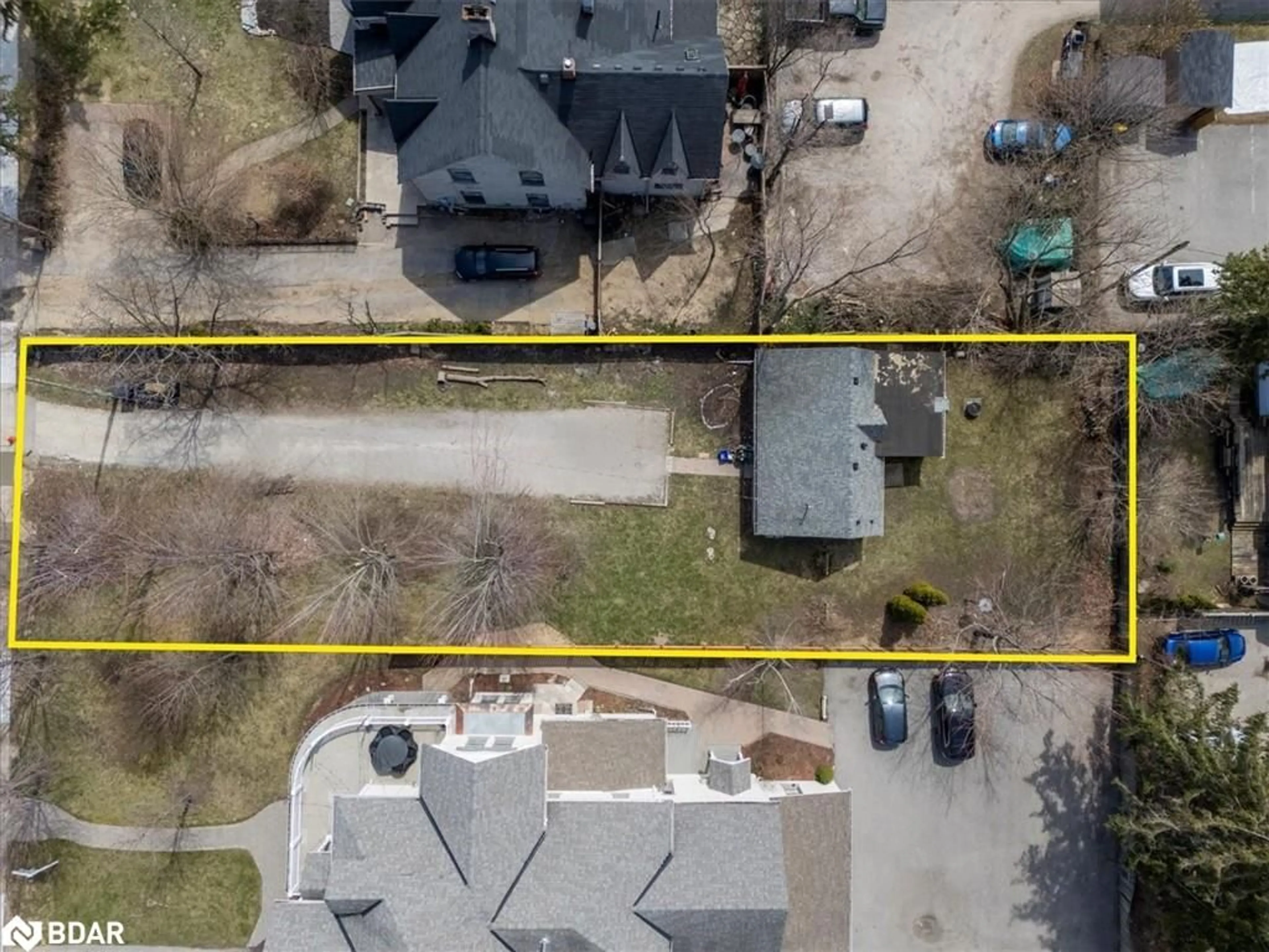 A pic from outside/outdoor area/front of a property/back of a property/a pic from drone, street for 70 High Street St, Barrie Ontario L4N 1W4