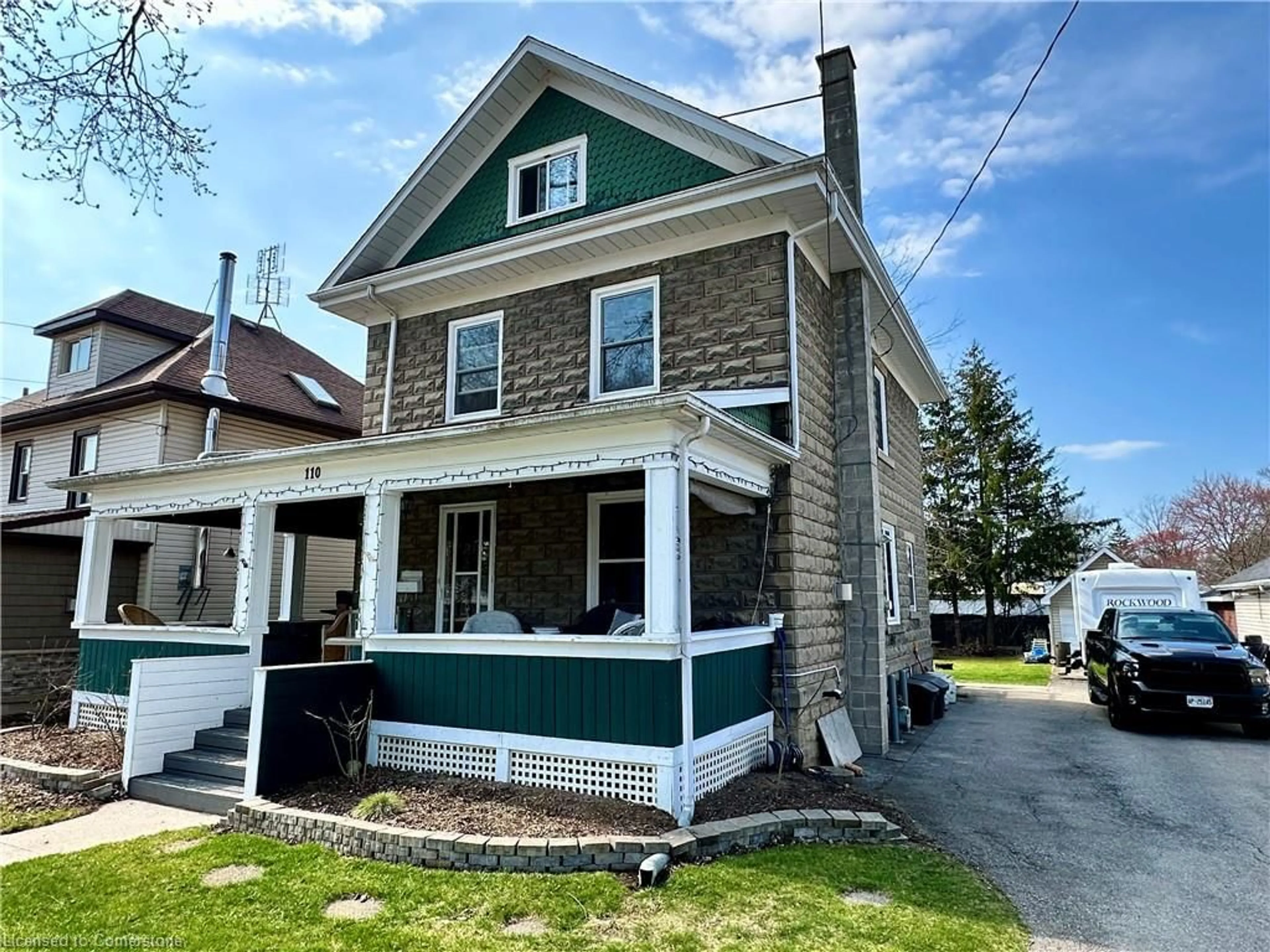 Home with vinyl exterior material, street for 110 Park Ave, Dunnville Ontario N1A 1M6