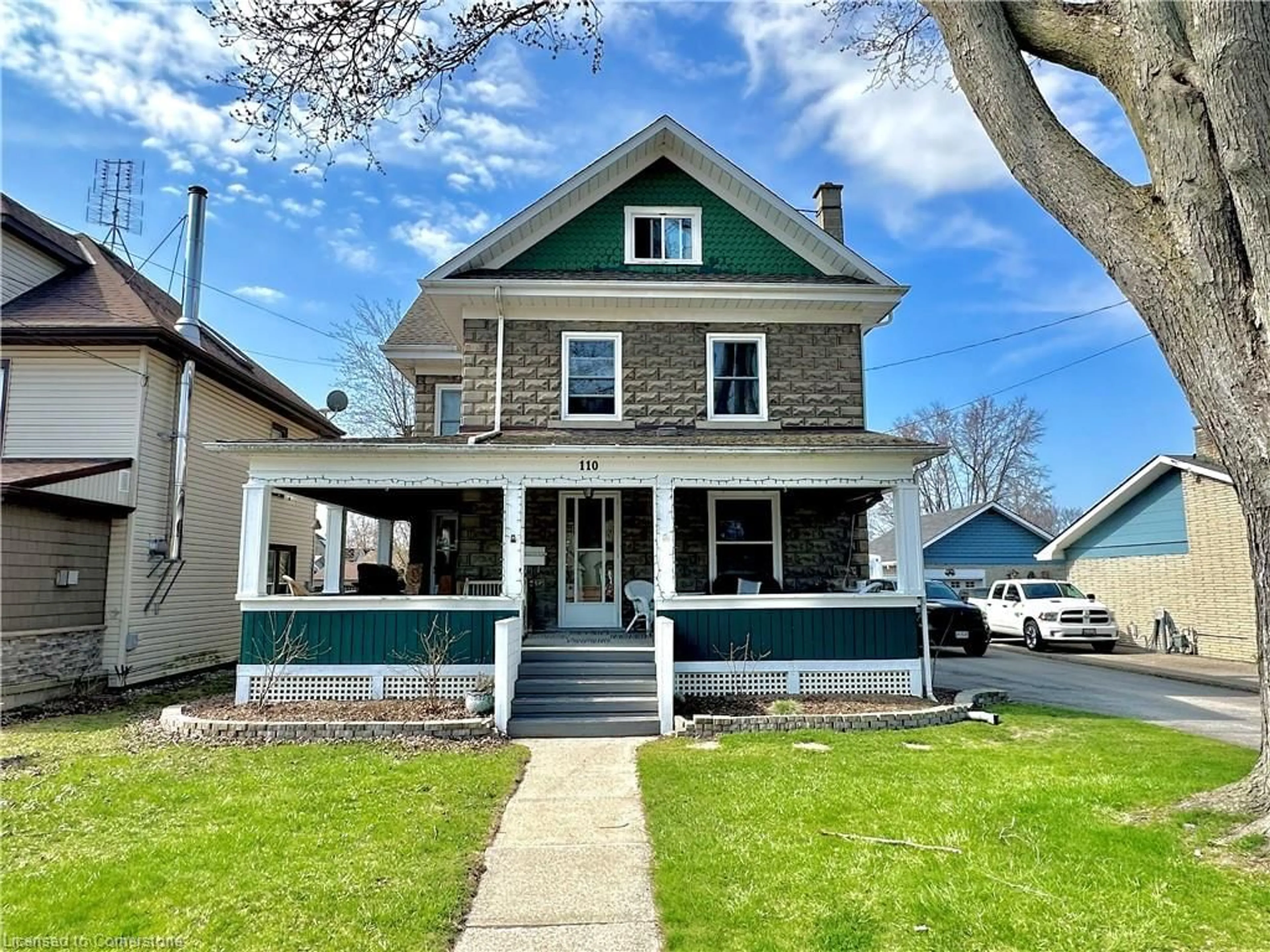 Home with vinyl exterior material, street for 110 Park Ave, Dunnville Ontario N1A 1M6