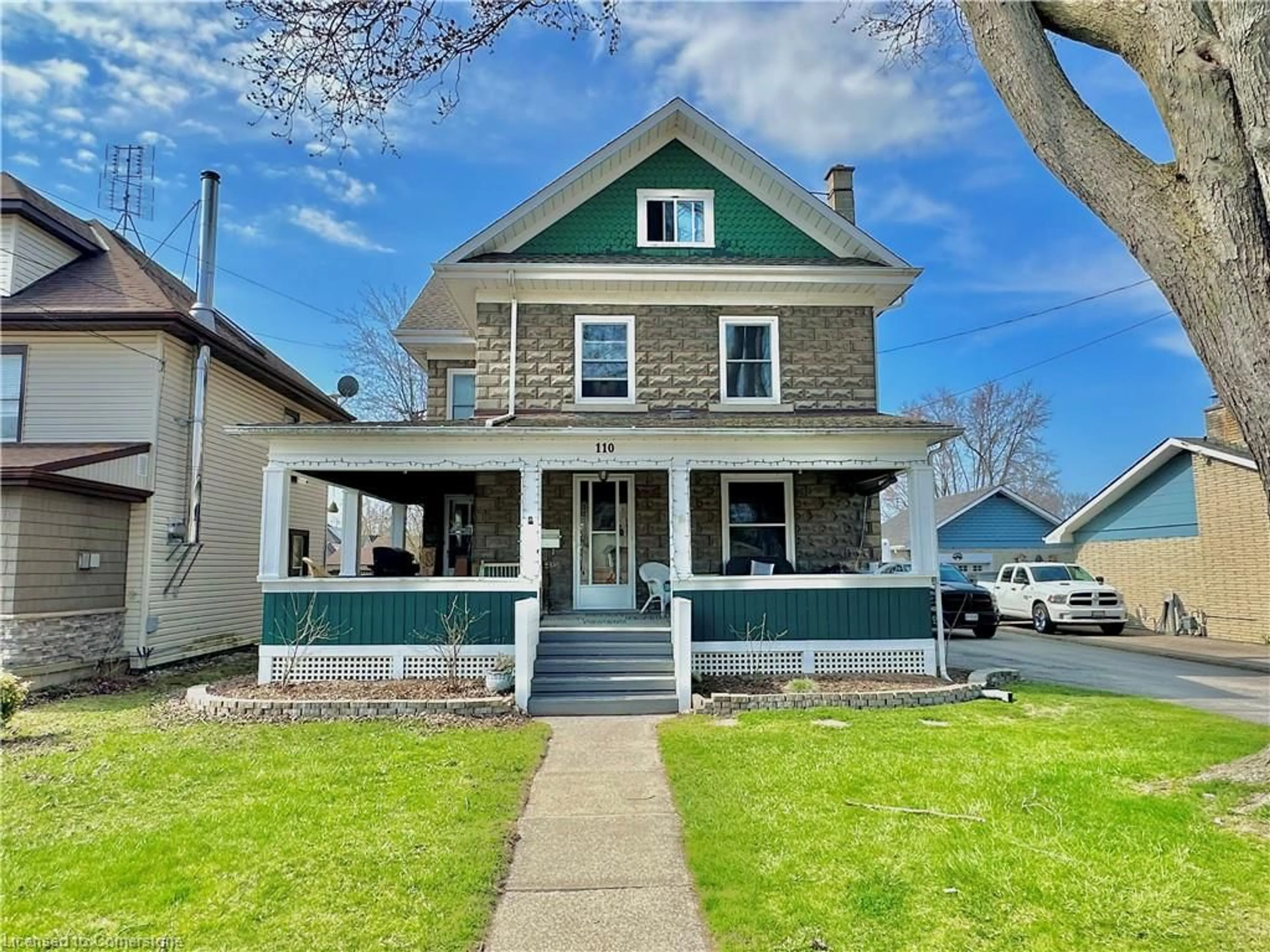 Home with vinyl exterior material, street for 110 Park Ave, Dunnville Ontario N1A 1M6