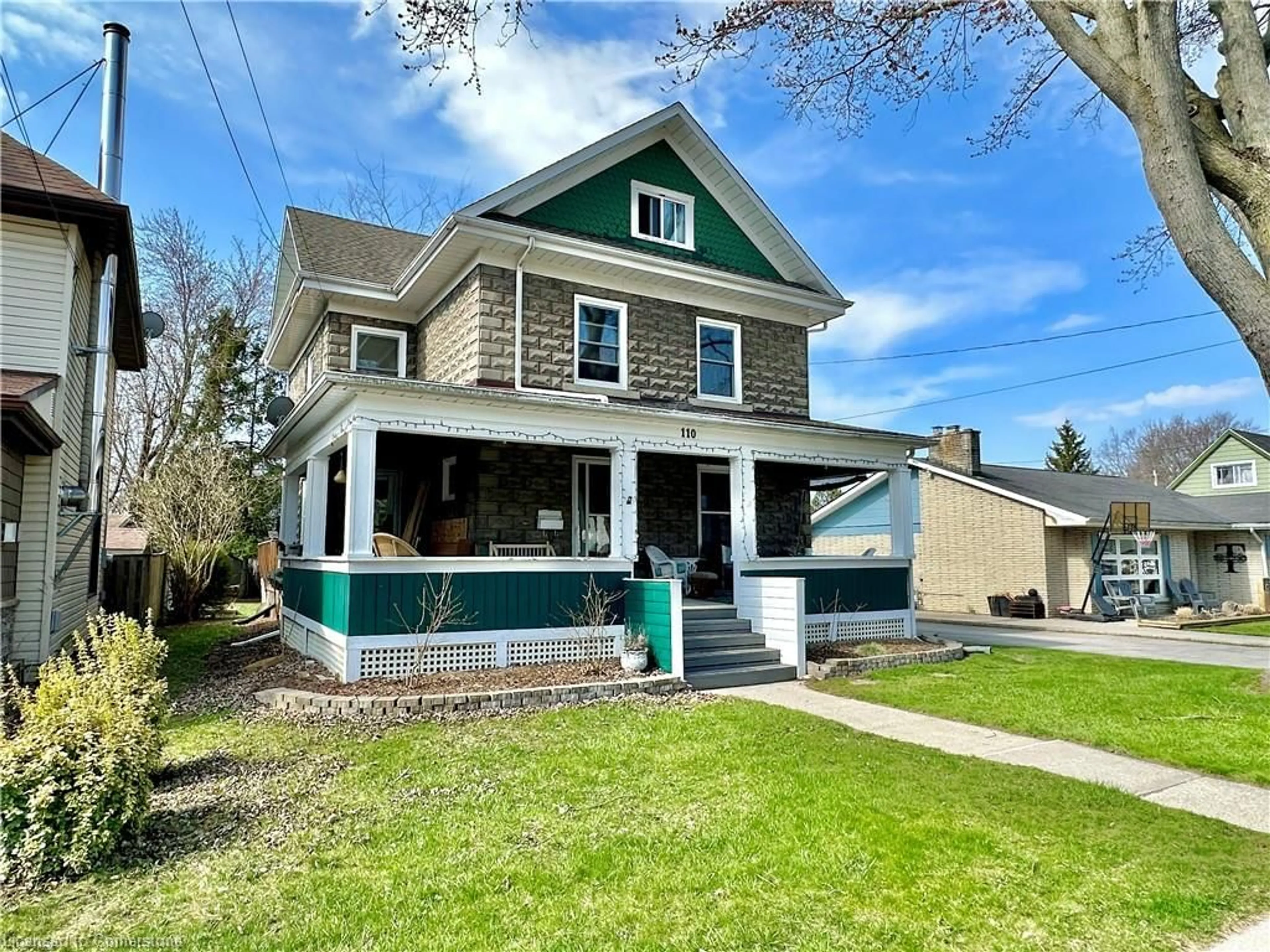 Home with vinyl exterior material, street for 110 Park Ave, Dunnville Ontario N1A 1M6
