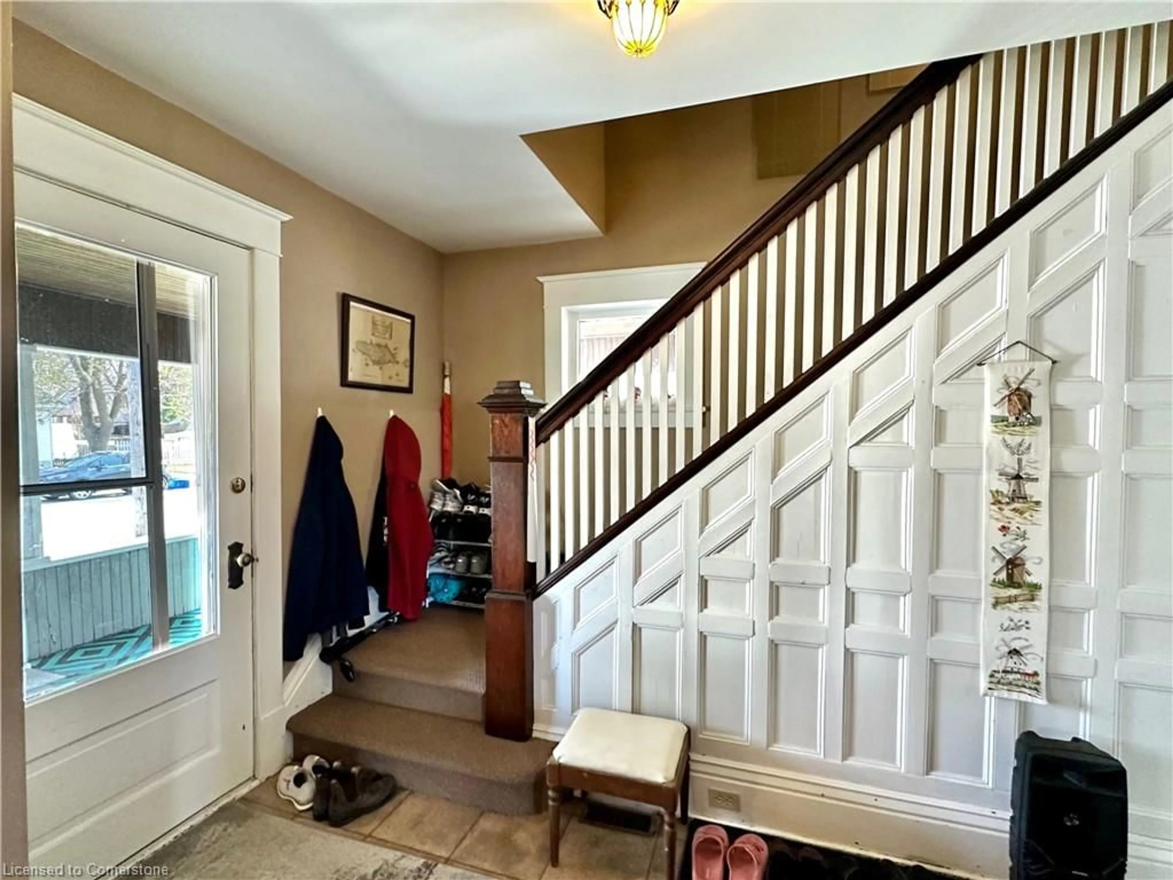 Indoor entryway for 110 Park Ave, Dunnville Ontario N1A 1M6
