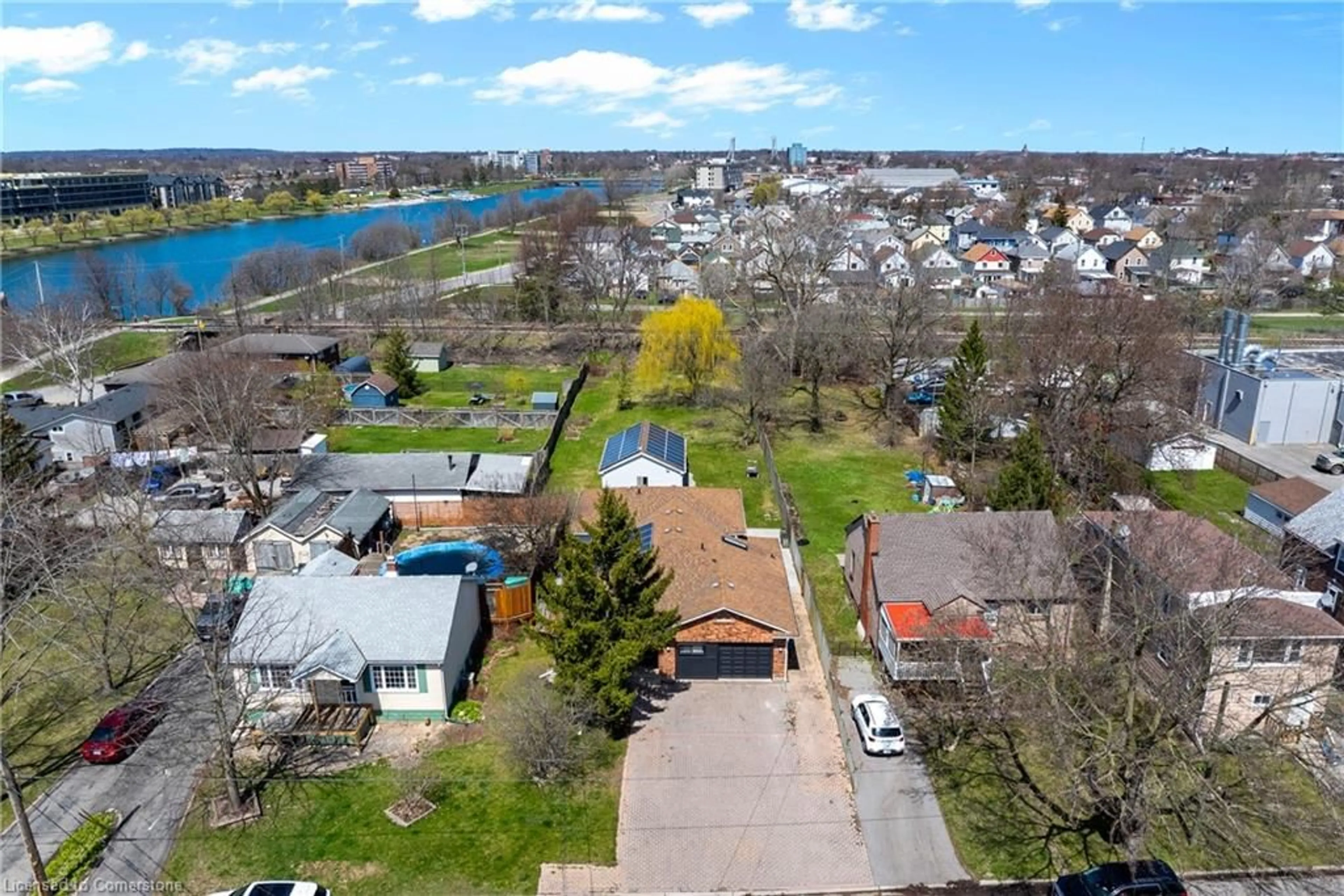 A pic from outside/outdoor area/front of a property/back of a property/a pic from drone, water/lake/river/ocean view for 70 Seventh St, Welland Ontario L3B 5B7