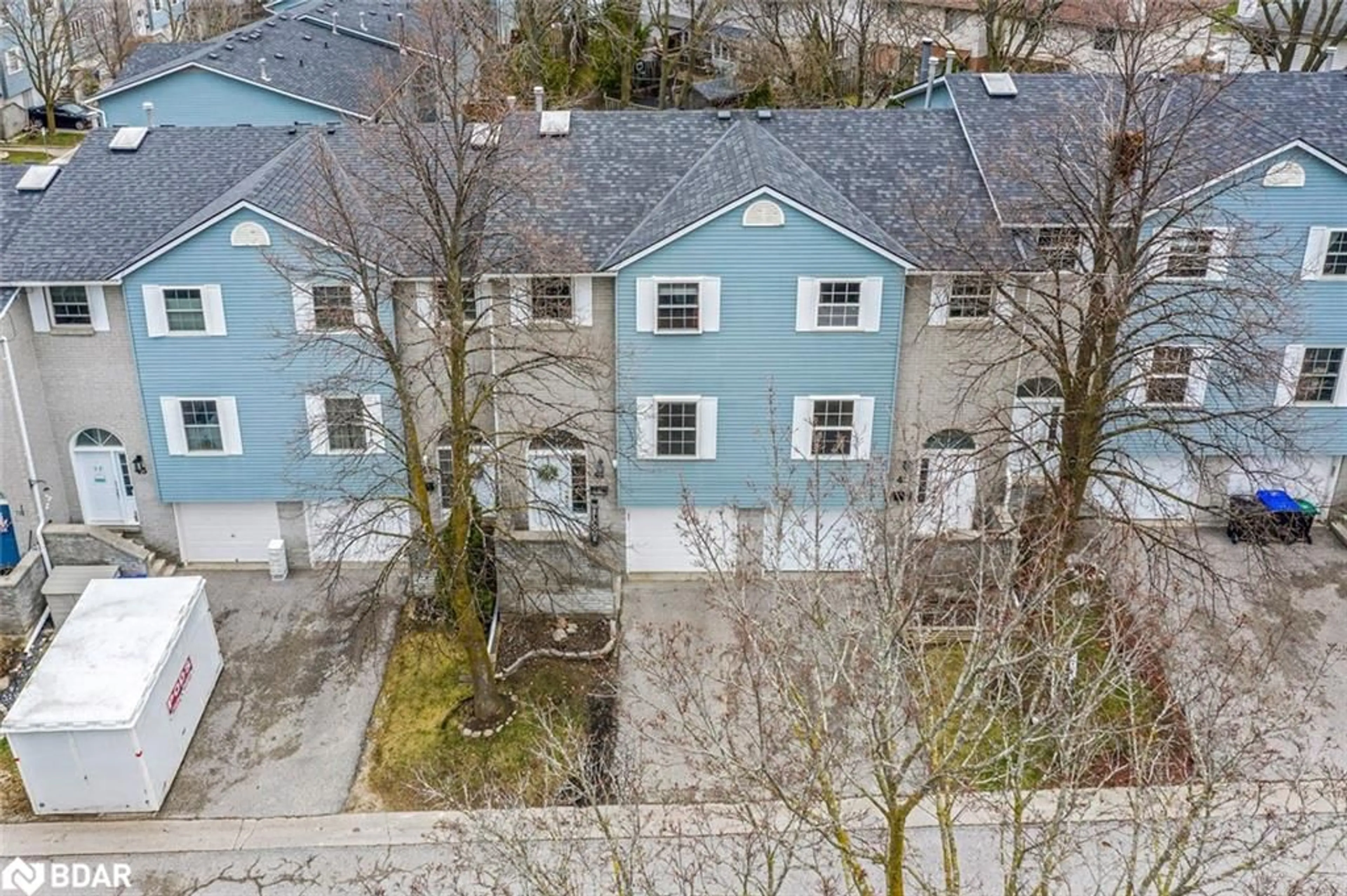 A pic from outside/outdoor area/front of a property/back of a property/a pic from drone, street for 41 Harmony Cir #41, Bradford West Gwillimbury Ontario L3Z 2T7