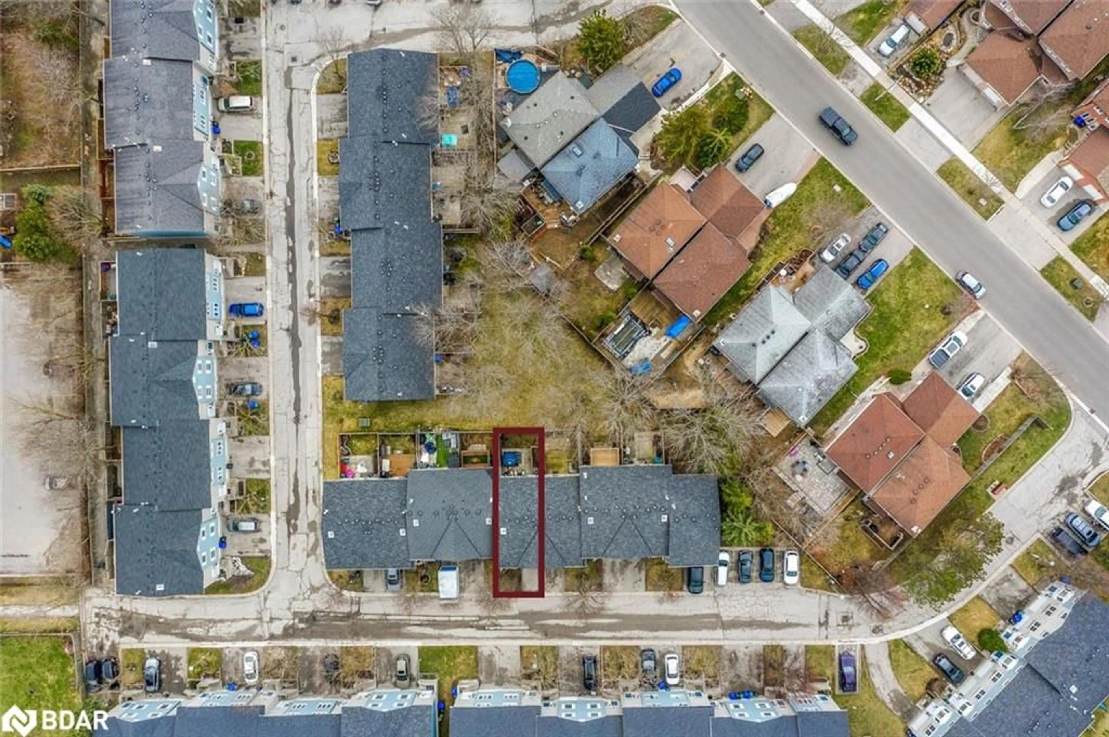 A pic from outside/outdoor area/front of a property/back of a property/a pic from drone, street for 41 Harmony Cir #41, Bradford West Gwillimbury Ontario L3Z 2T7
