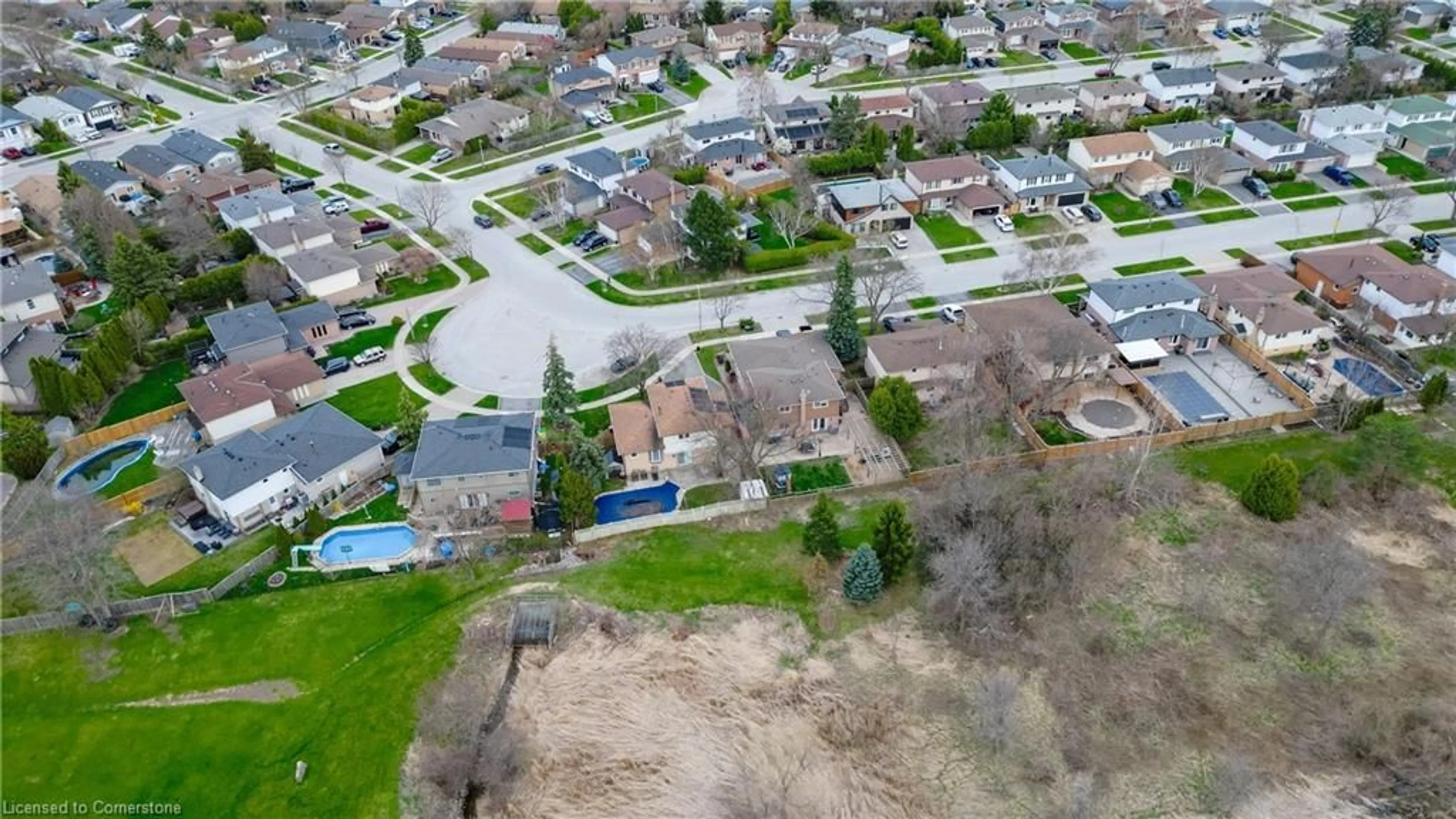 A pic from outside/outdoor area/front of a property/back of a property/a pic from drone, street for 2305 Kirkburn Dr, Burlington Ontario L7P 4E9