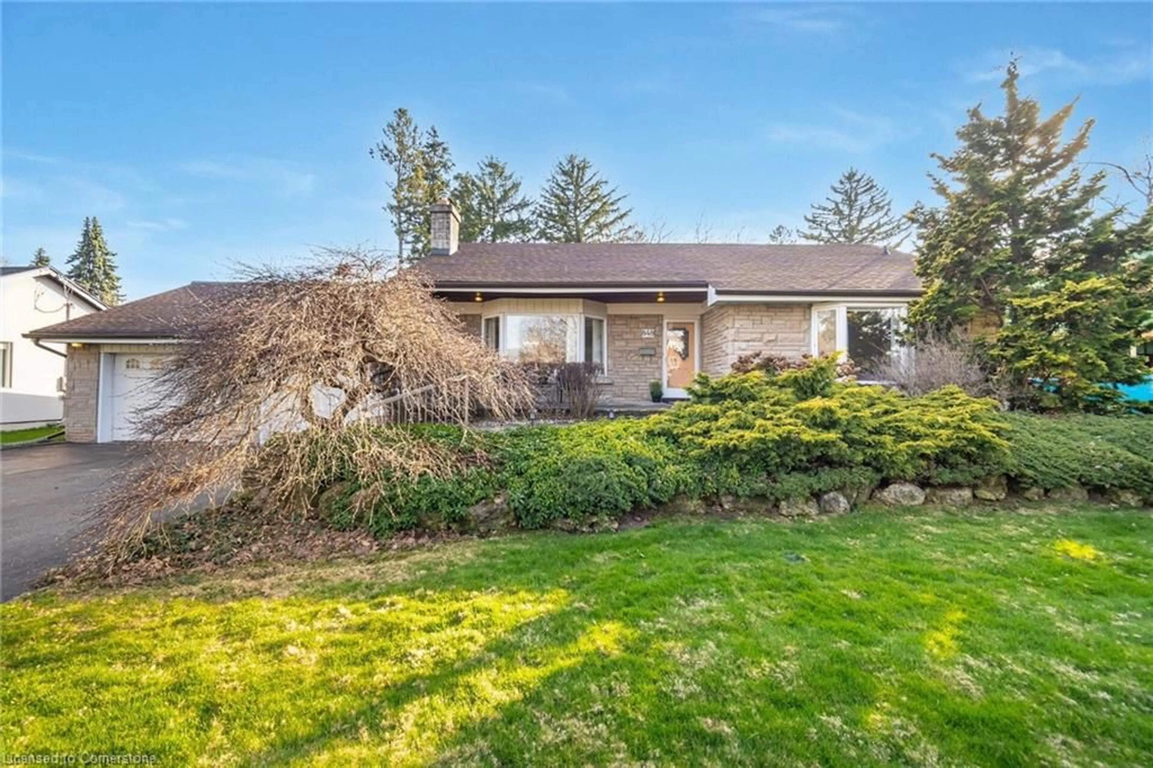 A pic from outside/outdoor area/front of a property/back of a property/a pic from drone, unknown for 848 King Rd, Burlington Ontario L7T 3K9