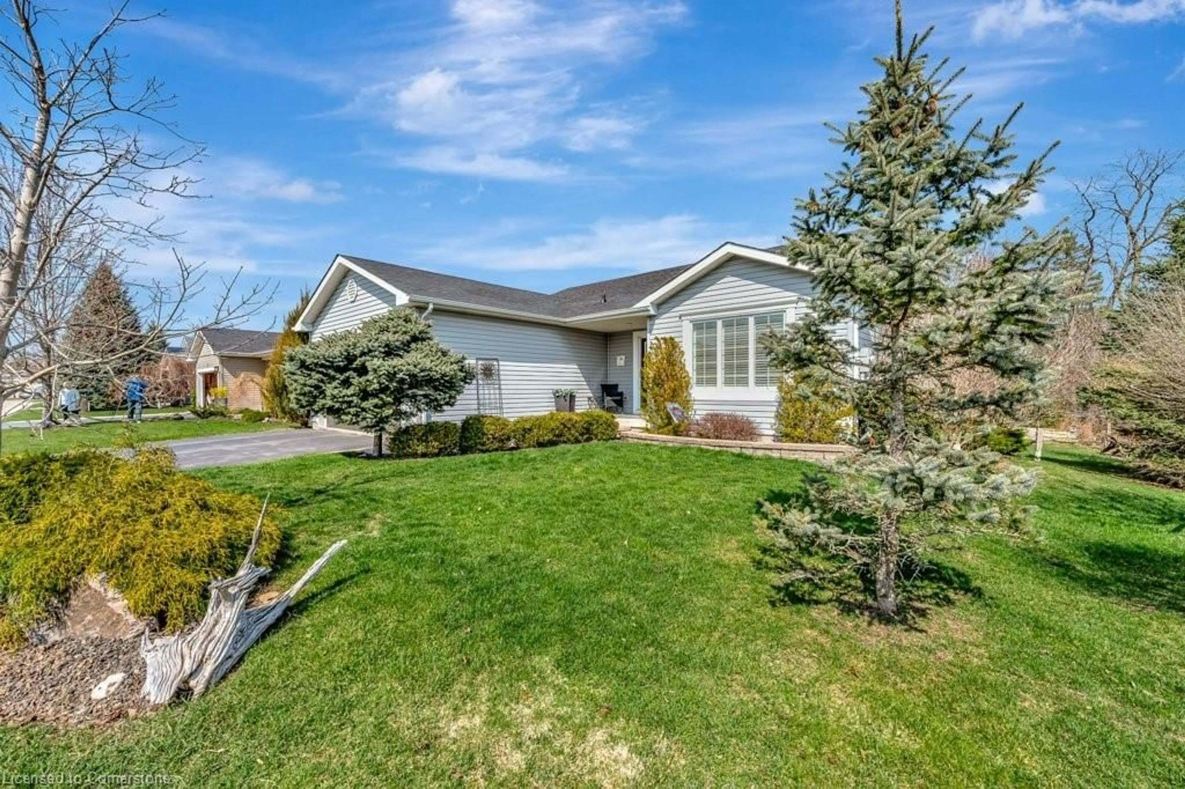 Home with vinyl exterior material, street for 216 Glenariff Dr, Freelton Ontario L8B 1A5