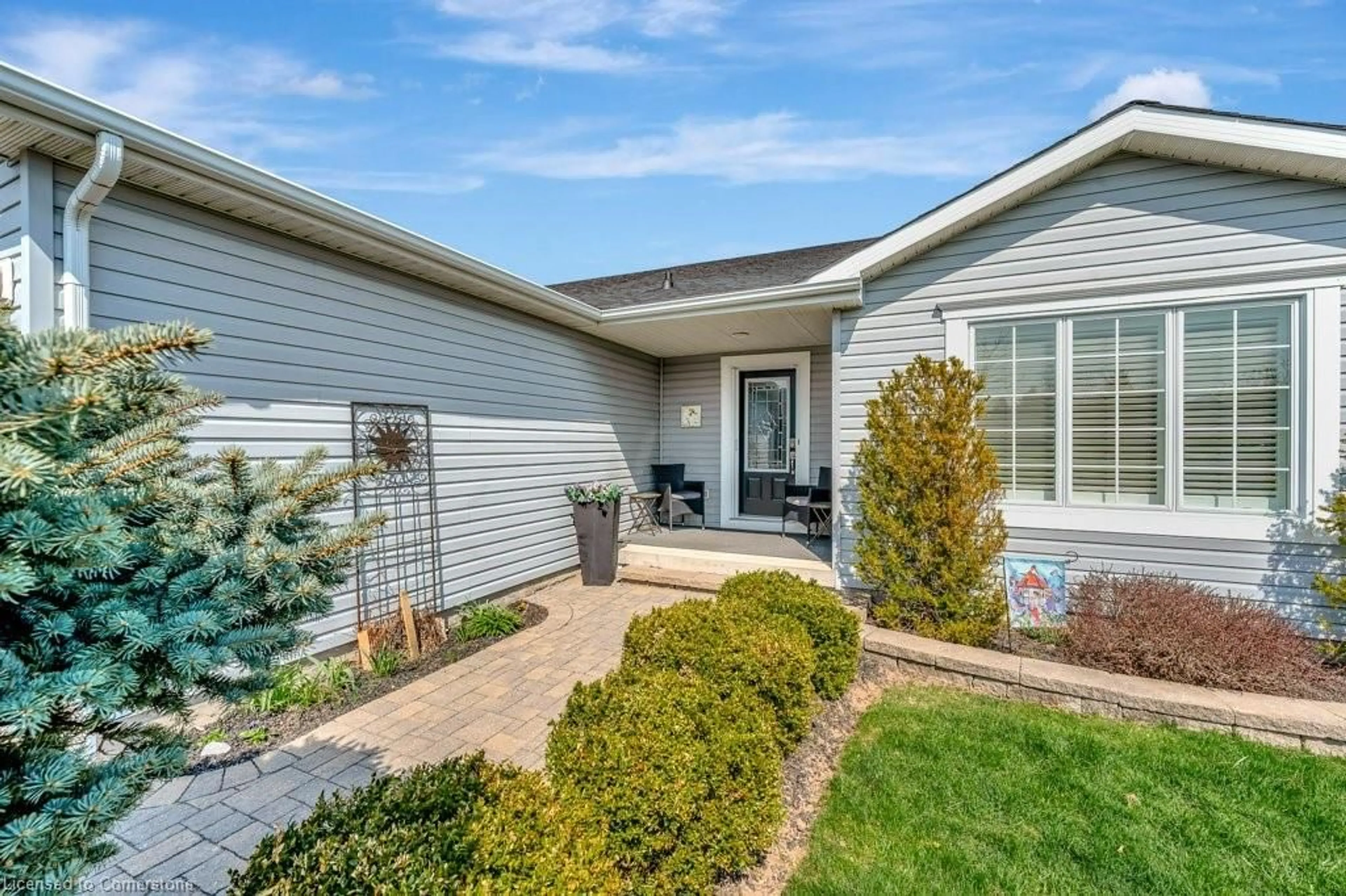 Home with vinyl exterior material, street for 216 Glenariff Dr, Freelton Ontario L8B 1A5