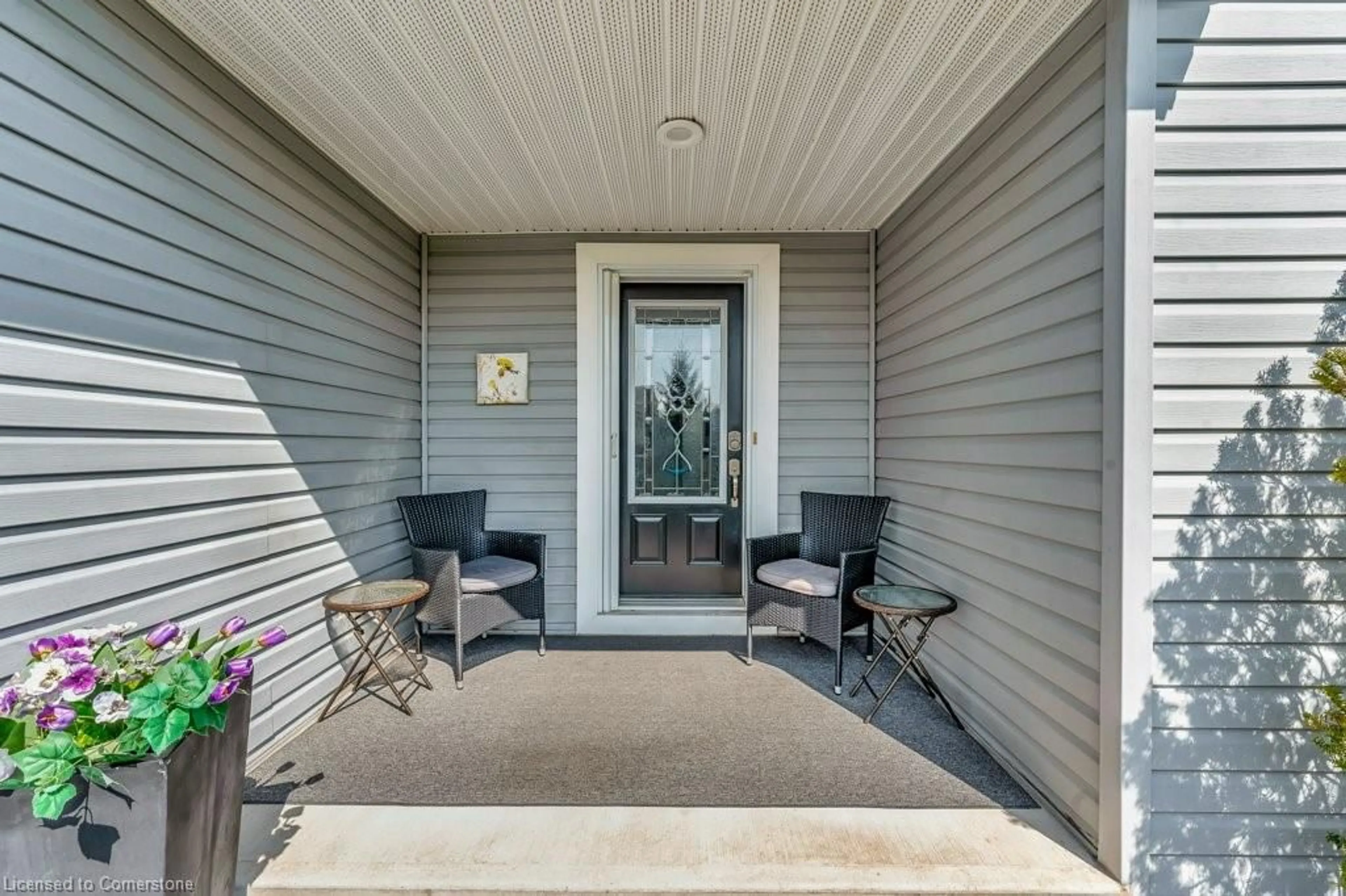 Indoor entryway for 216 Glenariff Dr, Freelton Ontario L8B 1A5