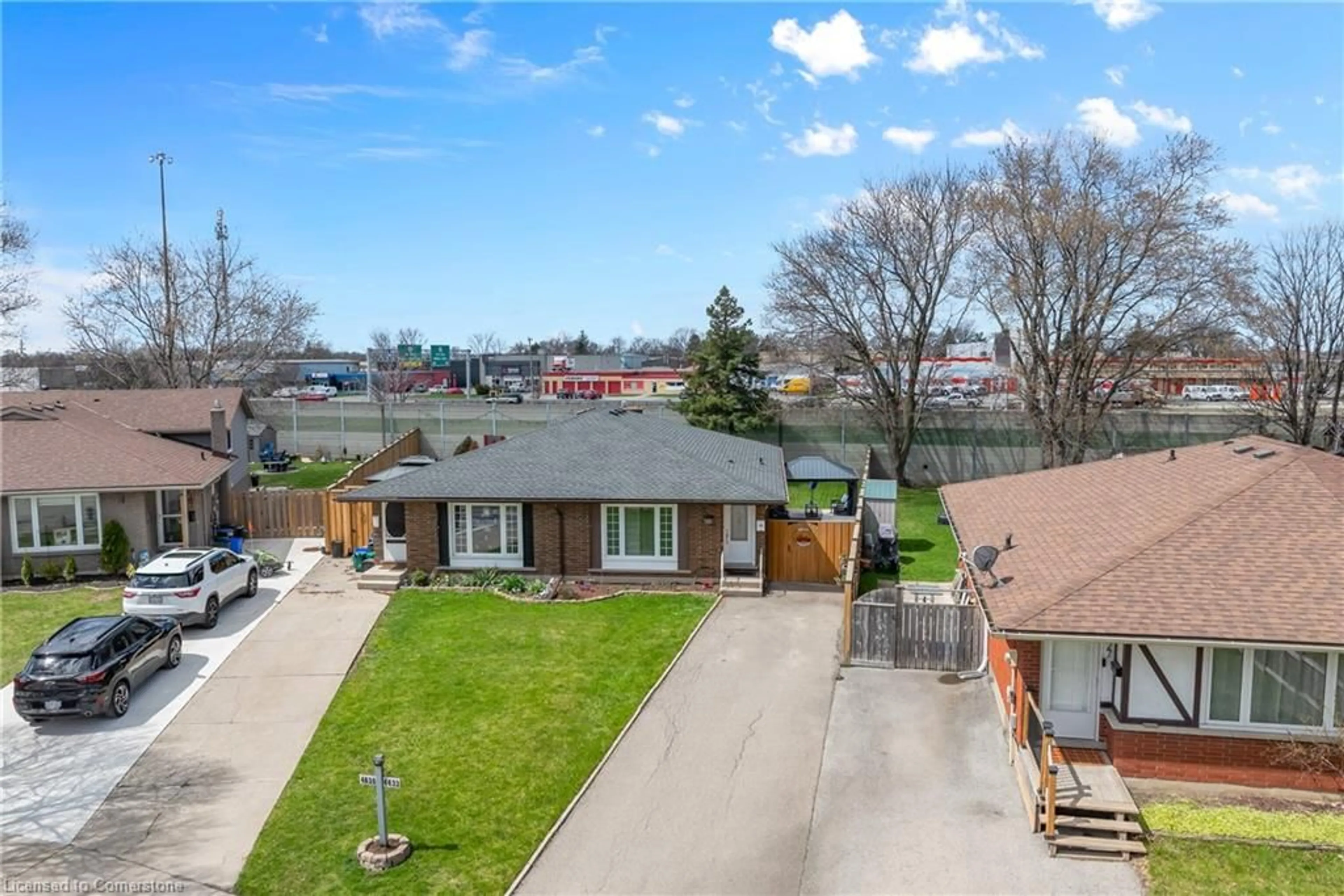 A pic from outside/outdoor area/front of a property/back of a property/a pic from drone, unknown for 4633 Sussex Dr, Niagara Falls Ontario L2E 6S1