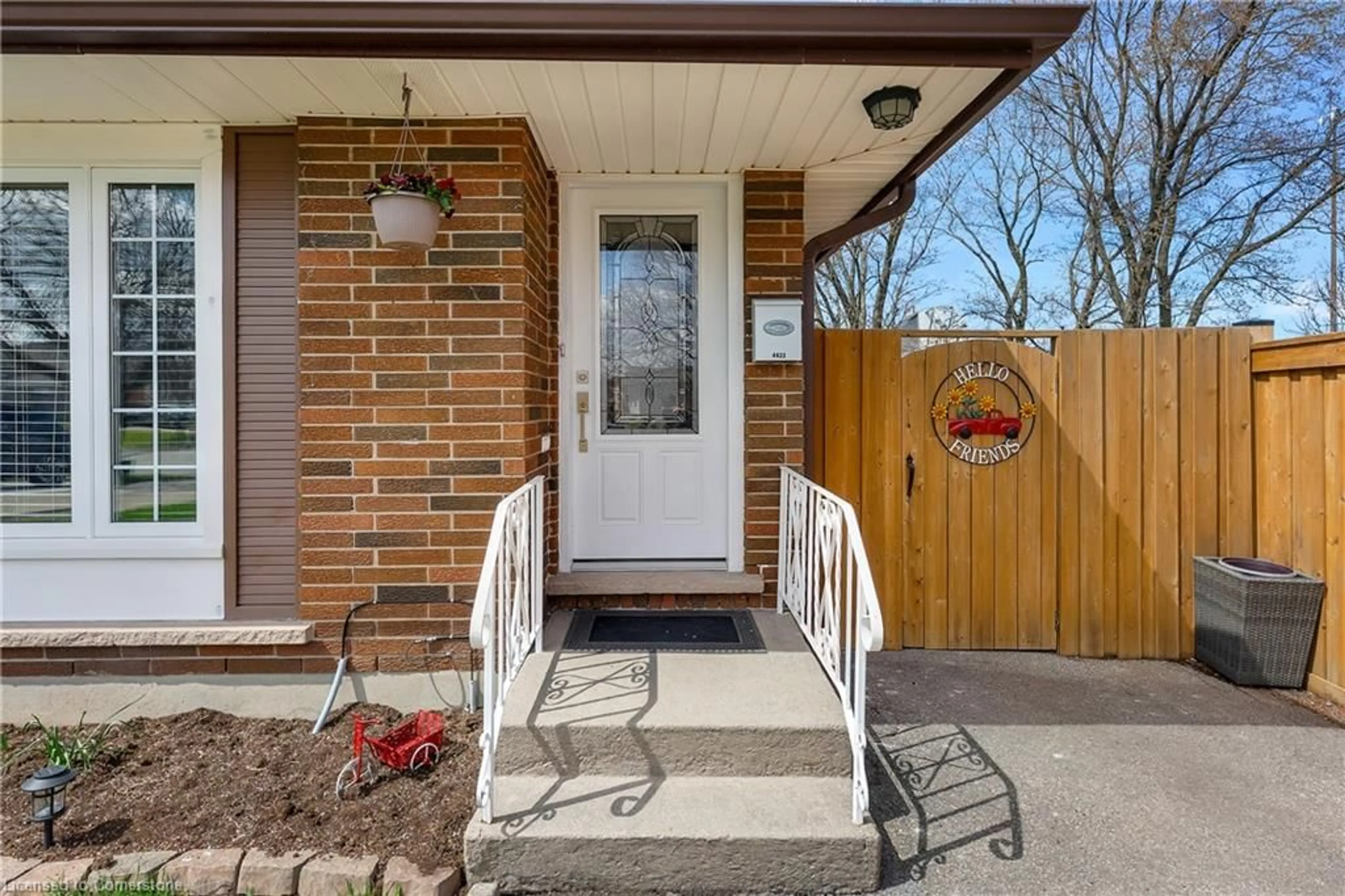 Indoor entryway for 4633 Sussex Dr, Niagara Falls Ontario L2E 6S1