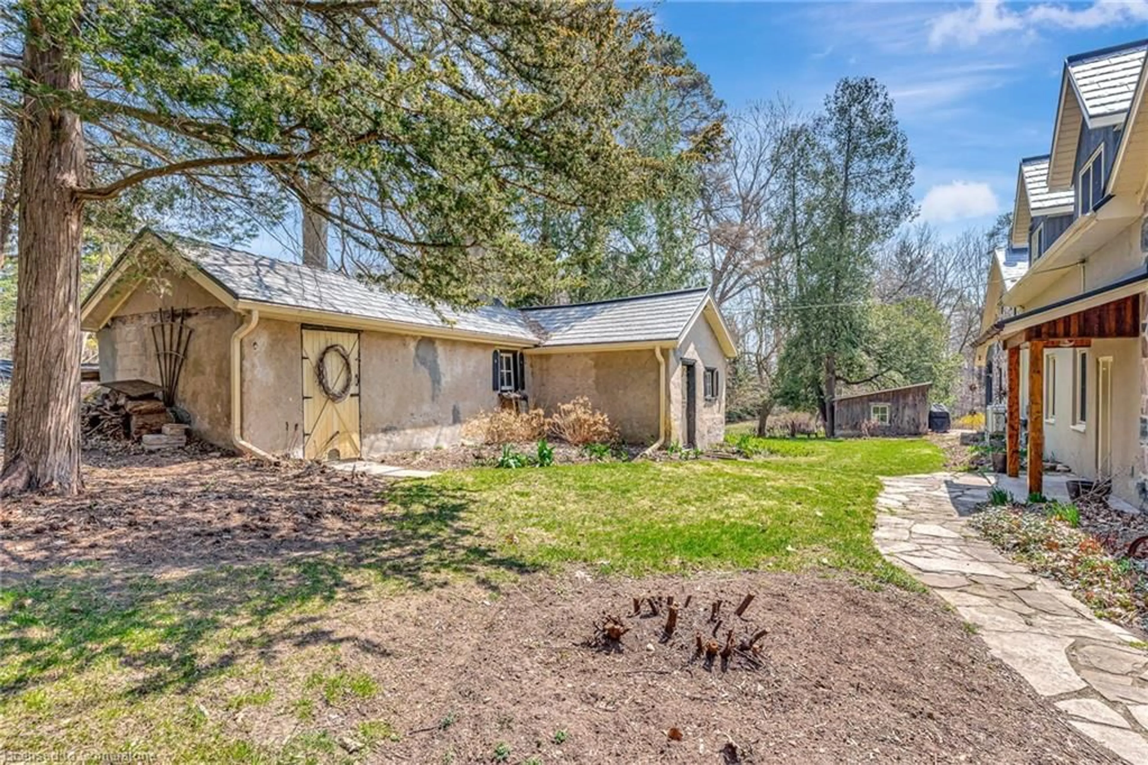 A pic from outside/outdoor area/front of a property/back of a property/a pic from drone, street for 17 The Kirksway, Kitchener Ontario N2P 2J3