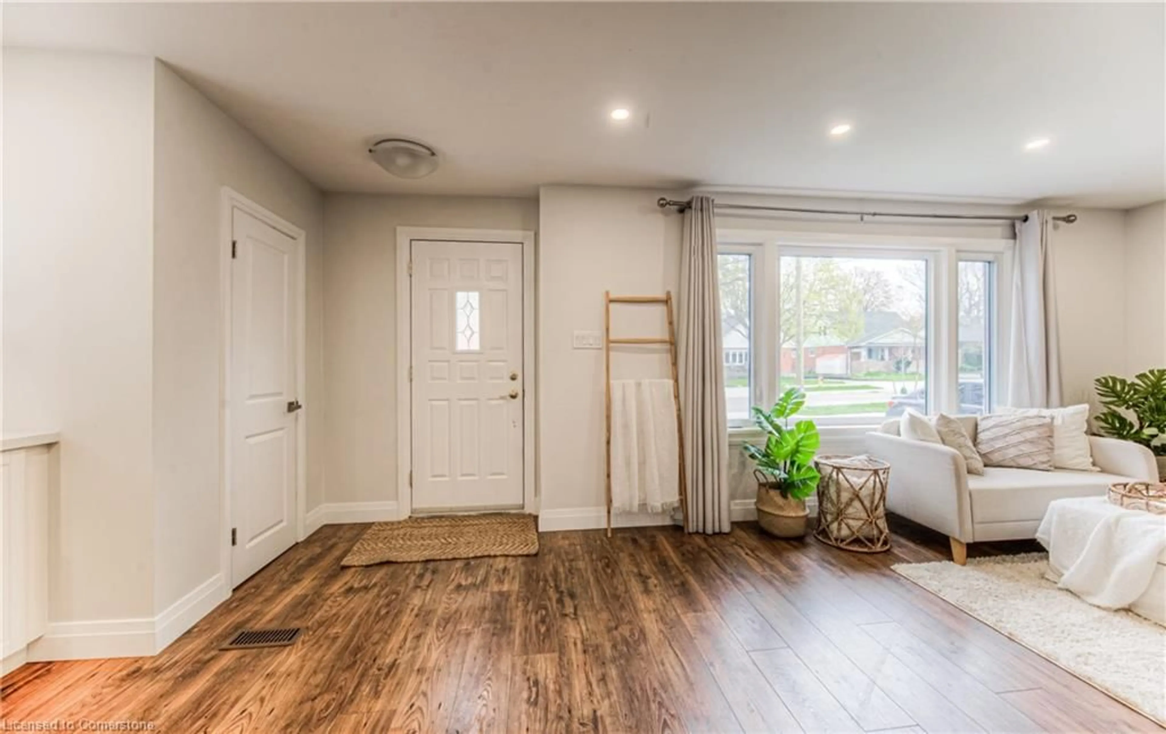 Indoor entryway for 35 Pattandon Ave, Kitchener Ontario N2M 3S6
