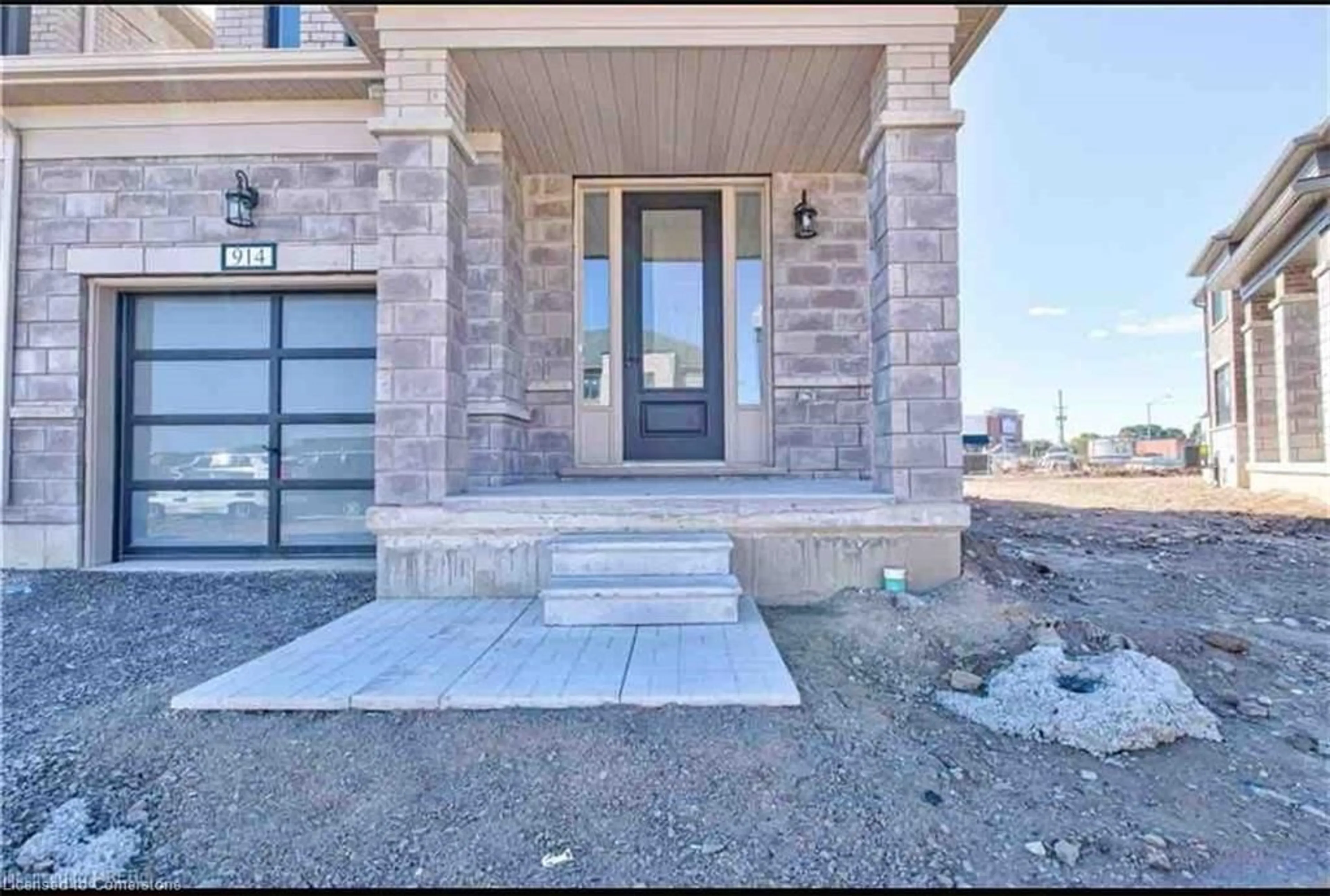 Indoor entryway for 914 Sobeski Avenue Ave, Woodstock Ontario N4T 0N7