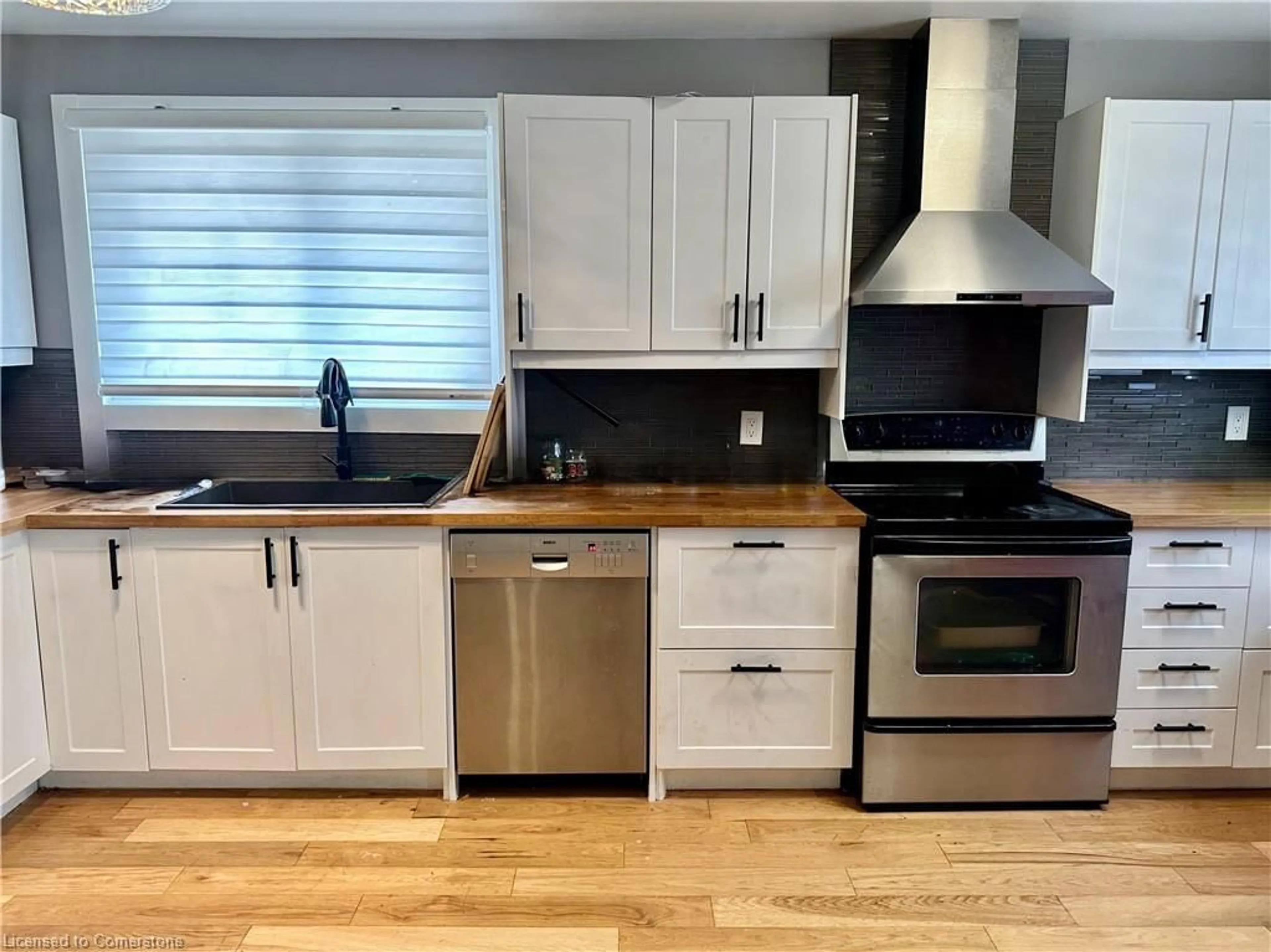 Open concept kitchen, wood/laminate floor for 10 Sandlyn Crt, Hamilton Ontario L8H 2R5