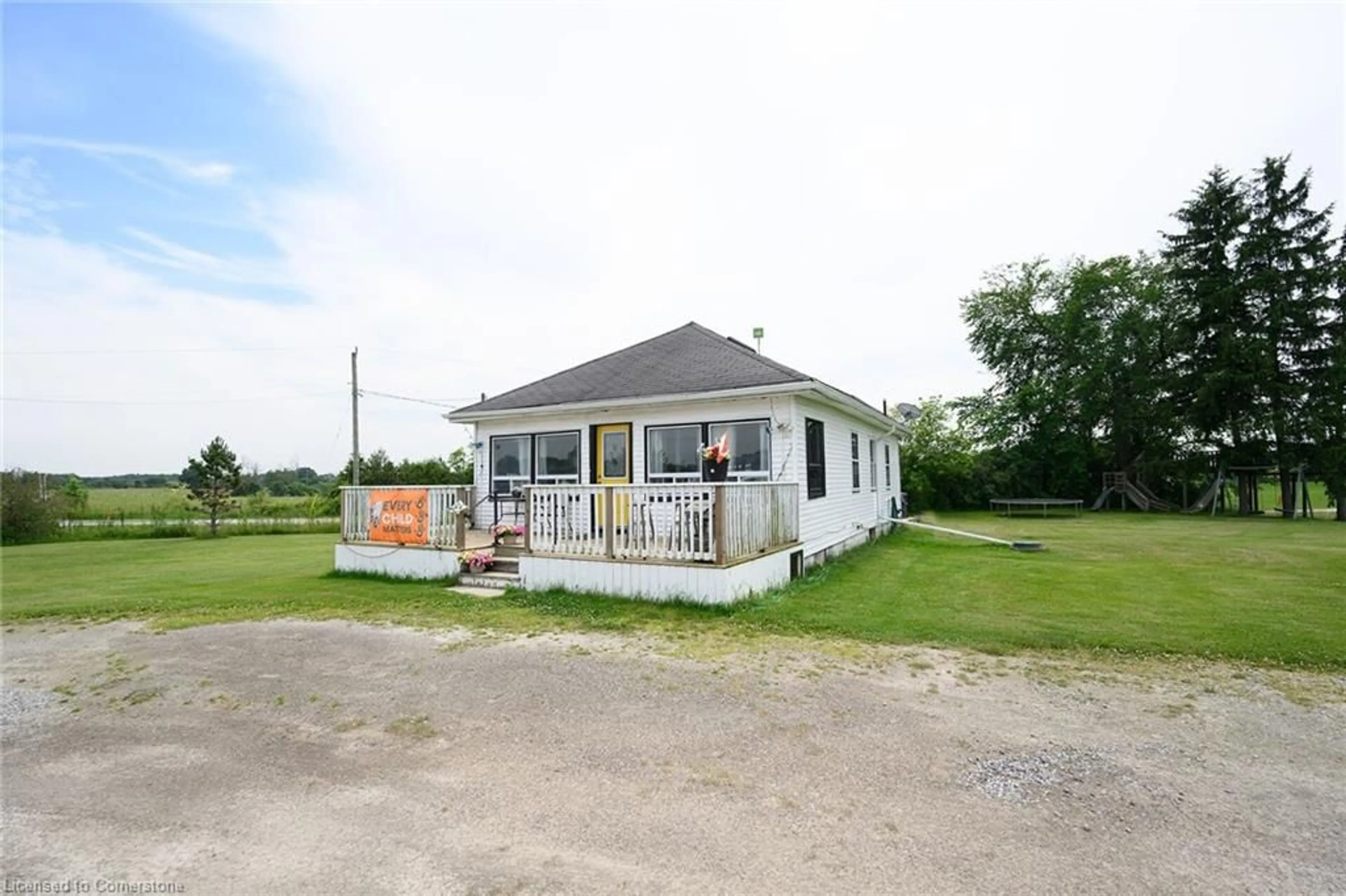 Patio, building for 1008 #27 Regional Rd, Wellandport Ontario L0R 2J0